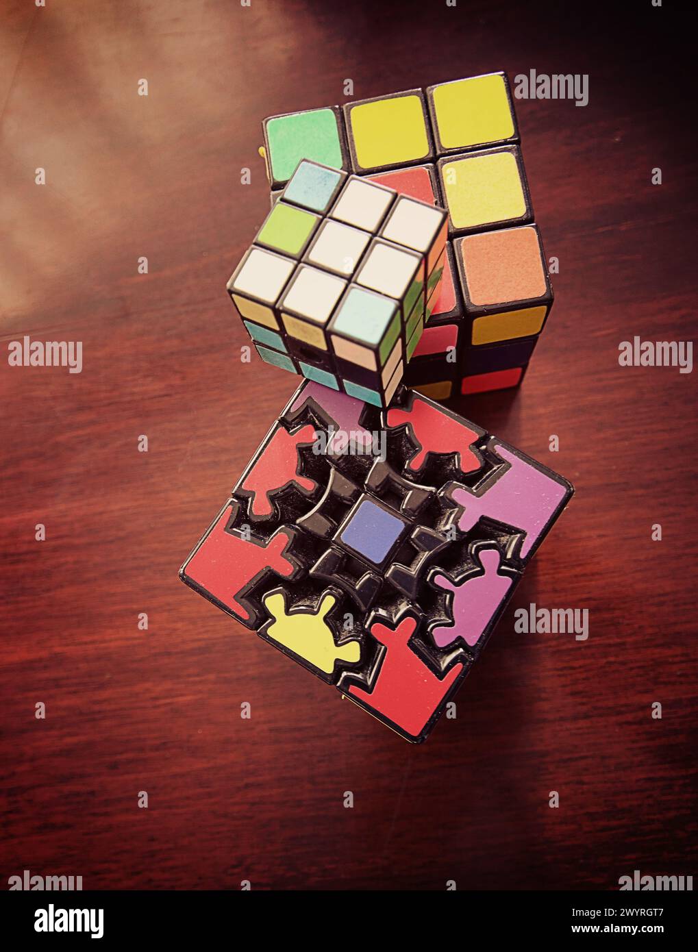 Unterhaltsame Spielzeuge und Spiele mit Geschick: Bausteinwürfel-Puzzles wie Rubik zu lösen Stockfoto