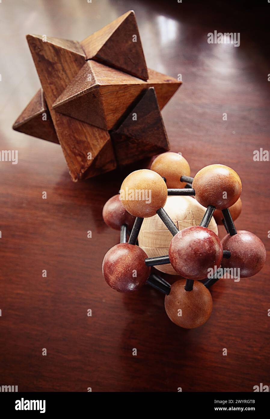 Unterhaltsame auf- und Entflechtungsspiele mit Geschick: Geniale hölzerne Teaser-Puzzles Stockfoto