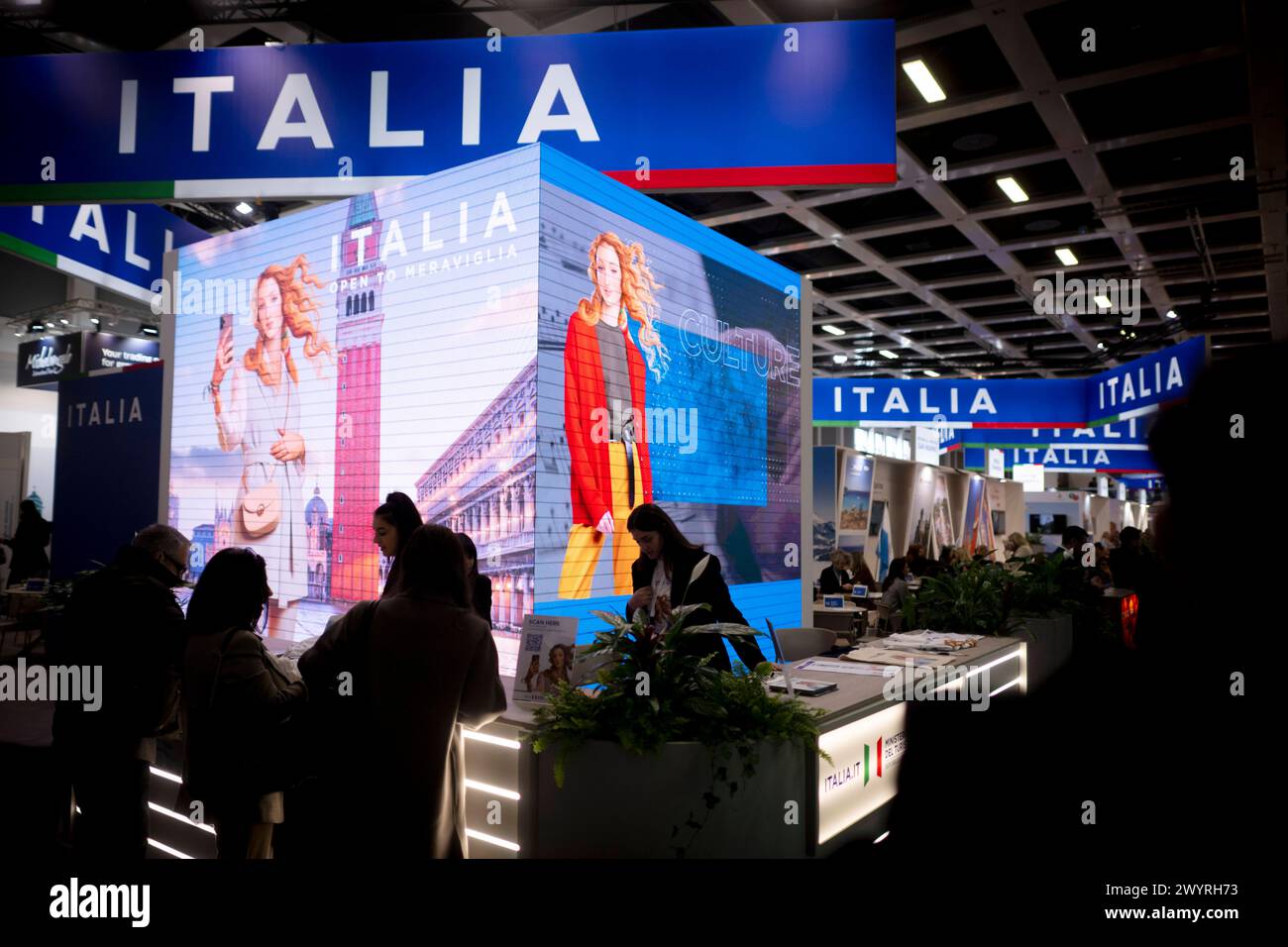 ITB Reisemesse Berlin Deu, Deutschland, Berlin, 06.03.2024 Besucher und Haendler am Stand von Italien in der Halle Europa auf der Internationalen Tourismusboerse ITB 2024 in Berlin Deutschland. Die ITB stehen in diesem Jahr unter dem Motto gemeinsam die Transformation in Reisen und Tourismus führen . Ueber 5,500 Unternehmen aus 165 Laendern nahmen an der Messe Teil für die globale Vertretung und Zusammenarbeit innerhalb der Tourismusbranche en: Besucher und Händler am Stand von Italy Italia in der Europahalle an der International Tourism Exchange ITB 2024 International Tourism Exchang Stockfoto