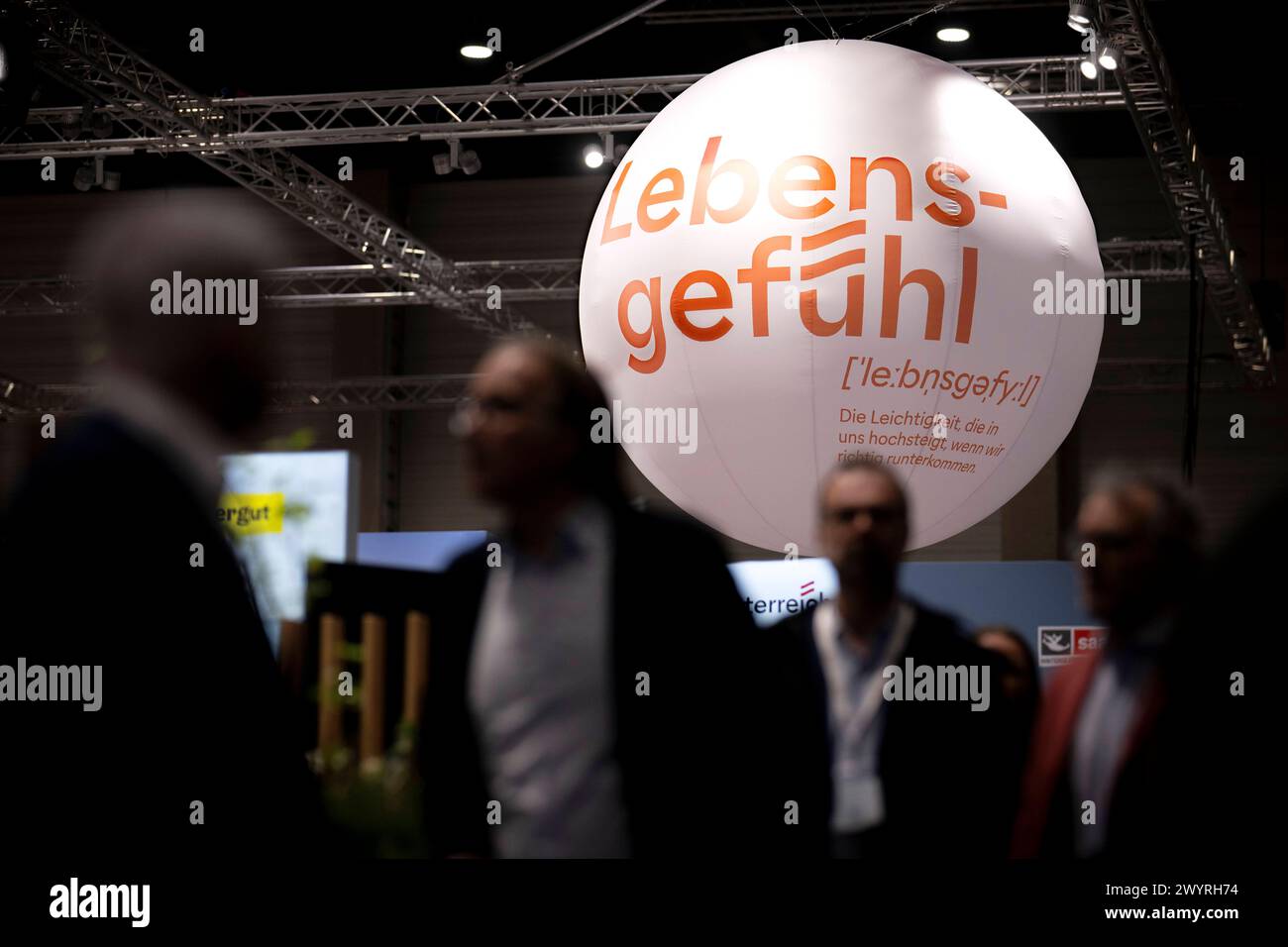 ITB Reisemesse Berlin Deu, Deutschland, Berlin, 06.03.2024 Besucher und Haendler vor Symbol Ballon Lebensgefuehl Lebensgefühl und Leichtigkeit am Stand von Oesterreich Österreich in der Halle Europa auf der Internationalen Tourismusboerse ITB 2024 in Berlin Deutschland. Die ITB stehen in diesem Jahr unter dem Motto gemeinsam die Transformation in Reisen und Tourismus führen . Ueber 5,500 Unternehmen aus 165 Laendern nahmen an der Messe Teil für die globale Vertretung und Zusammenarbeit in der Tourismusbranche en: Besucher und Händler vor dem Ballonsymbol des Lifestyle, AT Stockfoto