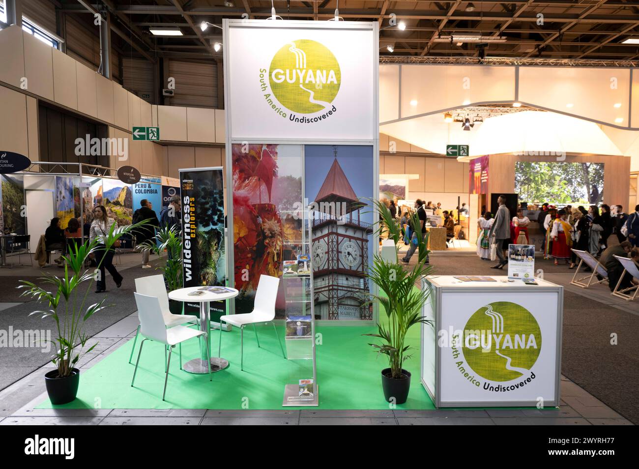 ITB Reisemesse Berlin Deu, Deutschland, Berlin, 06.03.2024 Besucher und Haendler am Stand von Guyana Südamerika unentdeckt auf der Internationalen Tourismusboerse ITB 2024 in Berlin Deutschland. Die ITB stehen in diesem Jahr unter dem Motto gemeinsam die Transformation in Reisen und Tourismus führen . Ueber 5,500 Unternehmen aus 165 Laendern nahmen an der Messe Teil für die globale Vertretung und Zusammenarbeit innerhalb der Tourismusbranche en: Besucher und Händler am Stand von Guyana South America Unentdeckt an der International Tourism Exchange ITB 2024 Stockfoto