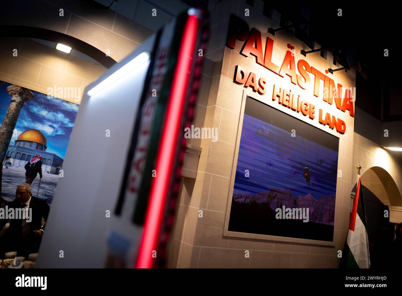 Palaestina - ITB Reisemesse Berlin Deu, Deutschland, Berlin, 06.03.2024 Besucher und Haendler vor Slogan Palästina das Heilige Land am Stand von State of Palaestina auf der Internationalen Tourismusboerse ITB 2024 in Berlin Deutschland. Die ITB stehen in diesem Jahr unter dem Motto gemeinsam die Transformation in Reisen und Tourismus führen . Ueber 5,500 Unternehmen aus 165 Laendern nahmen an der Messe Teil für die globale Vertretung und Zusammenarbeit innerhalb der Tourismusbranche en: Besucher und Händler vor dem Slogan Palästina das Heilige Land am Stand von Palästina Stockfoto