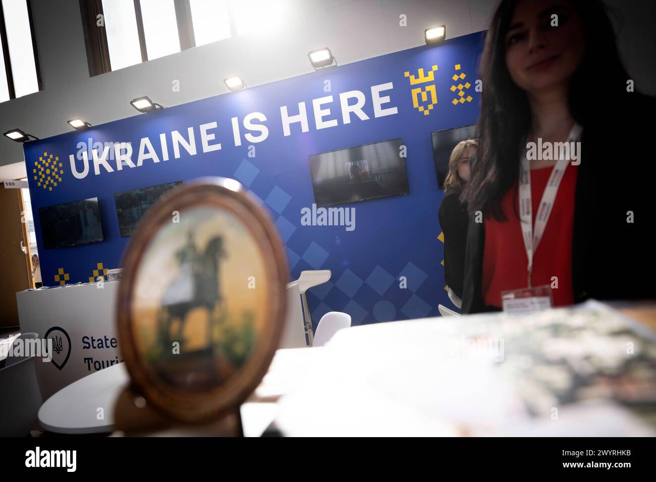 Ukraine - ITB Reisemesse Berlin Deu, Deutschland, Berlin, 06.03.2024 Trotz Krieg und russischer Invasion: Besucher und Haendler am Stand von der Ukraine unter dem Motto Ukraine ist hier auf der Internationalen Tourismusboerse ITB 2024 in Berlin Deutschland . Die ITB stehen in diesem Jahr unter dem Motto gemeinsam die Transformation in Reisen und Tourismus führen . Ueber 5,500 Unternehmen aus 165 Laendern nahmen an der Messe Teil für die globale Vertretung und Zusammenarbeit in der Tourismusbranche en: Trotz Krieg und russischer Invasion: Besucher und Händler am ukrainischen Stall Under Stockfoto