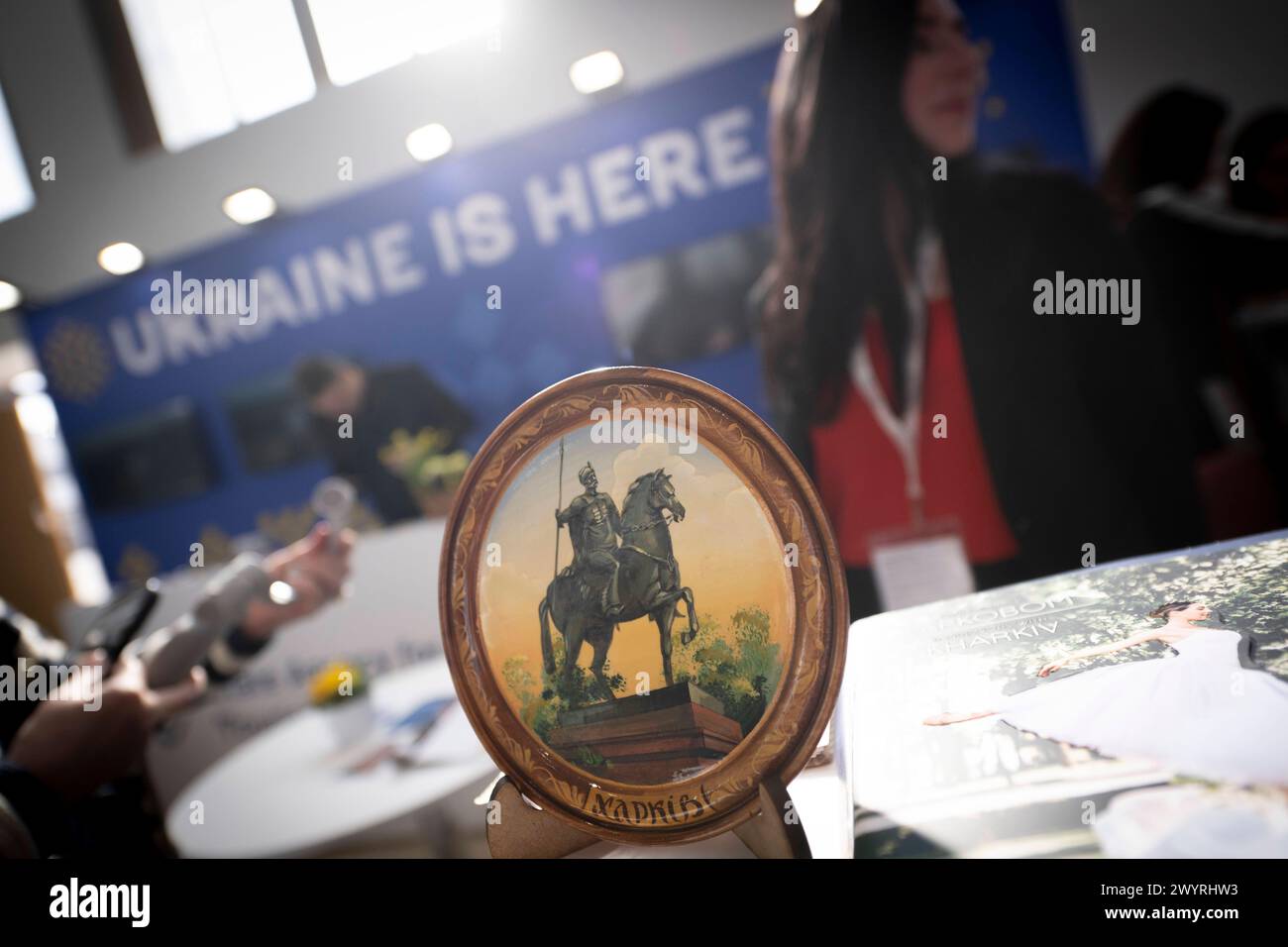 Ukraine - ITB Reisemesse Berlin Deu, Deutschland, Berlin, 06.03.2024 Trotz Krieg und russischer Invasion: Besucher und Haendler am Stand von der Ukraine unter dem Motto Ukraine ist hier auf der Internationalen Tourismusboerse ITB 2024 in Berlin Deutschland . Die ITB stehen in diesem Jahr unter dem Motto gemeinsam die Transformation in Reisen und Tourismus führen . Ueber 5,500 Unternehmen aus 165 Laendern nahmen an der Messe Teil für die globale Vertretung und Zusammenarbeit in der Tourismusbranche en: Trotz Krieg und russischer Invasion: Besucher und Händler am ukrainischen Stall Under Stockfoto