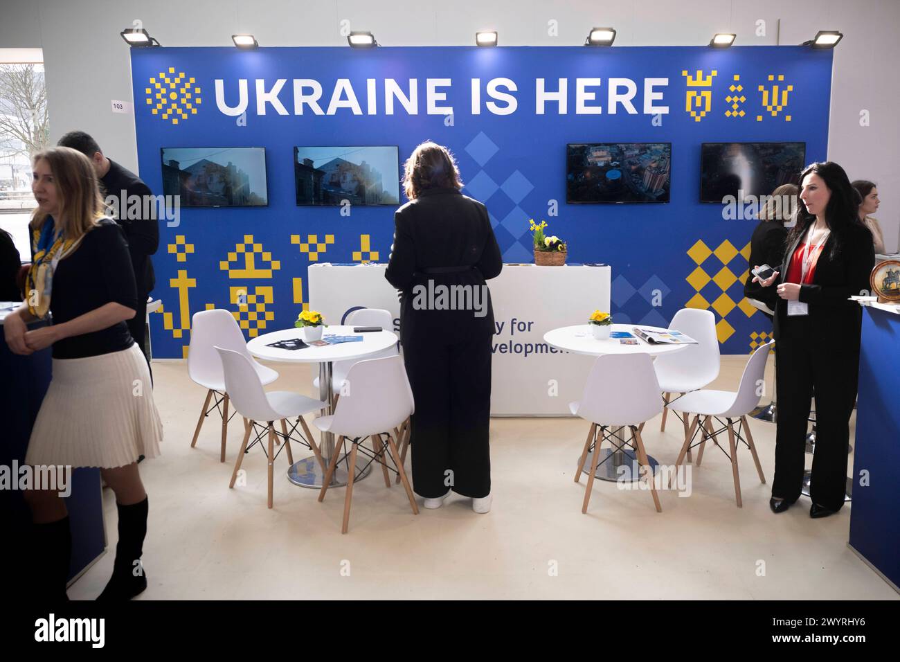 Ukraine - ITB Reisemesse Berlin Deu, Deutschland, Berlin, 06.03.2024 Trotz Krieg und russischer Invasion: Besucher und Haendler am Stand von der Ukraine unter dem Motto Ukraine ist hier auf der Internationalen Tourismusboerse ITB 2024 in Berlin Deutschland . Die ITB stehen in diesem Jahr unter dem Motto gemeinsam die Transformation in Reisen und Tourismus führen . Ueber 5,500 Unternehmen aus 165 Laendern nahmen an der Messe Teil für die globale Vertretung und Zusammenarbeit in der Tourismusbranche en: Trotz Krieg und russischer Invasion: Besucher und Händler am ukrainischen Stall Under Stockfoto