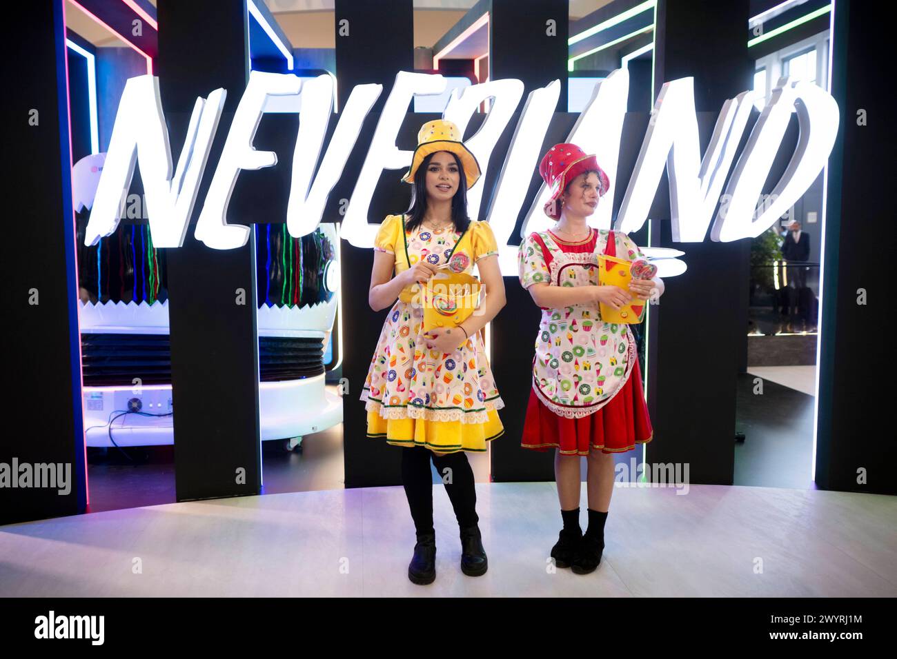 ITB Reisemesse Berlin Deu, Deutschland, Berlin, 06.03.2024 Besucher und Hanedler vor dem Stand von Neverland auf der Internationalen Tourismusboerse ITB 2024 in Berlin Deutschland. Die ITB stehen in diesem Jahr unter dem Motto gemeinsam die Transformation in Reisen und Tourismus führen . Ueber 5,500 Unternehmen aus 165 Laendern nahmen an der Messe Teil für die globale Vertretung und Zusammenarbeit innerhalb der Tourismusbranche en: Besucher und Händler vor dem Neverland-Stand an der Internationalen Tourismusbörse ITB 2024 International Tourism Exchange in Berlin Deutschland. Das ITB Stockfoto