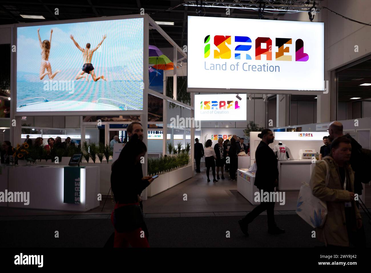 Israel - ITB Reisemesse Berlin Deu, Deutschland, Berlin, 06.03.2024 Besucher und Haendler vor Slogan Israel Land of Creation am Stand von Israel auf der Internationalen Tourismusboerse ITB 2024 in Berlin Deutschland. Die ITB stehen in diesem Jahr unter dem Motto gemeinsam die Transformation in Reisen und Tourismus führen . Ueber 5,500 Unternehmen aus 165 Laendern nahmen an der Messe Teil für die globale Vertretung und Zusammenarbeit innerhalb der Tourismusbranche en: Besucher und Händler vor dem Slogan Israel Land der Schöpfung am Stand Israel bei der International Tourism Excha Stockfoto