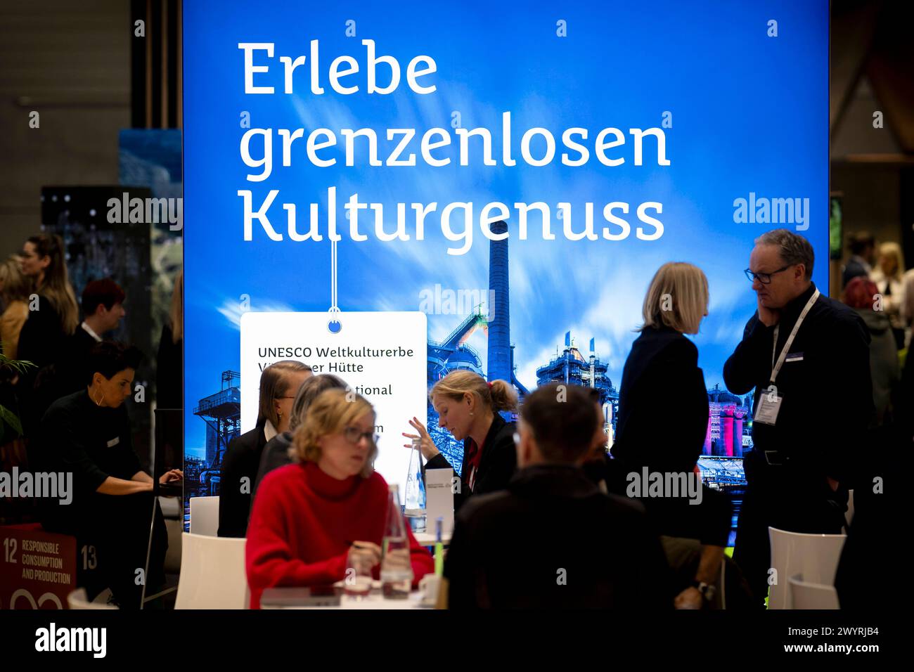 ITB-Reisemesse Berlin Deu, Deutschland, Berlin, 06.03.2024 Besucher und Hanedler vor Werbung Erlebe grenzenlosen Kulturgenuss für den Ausbau der Kultur am Stand von Willkommen im Reiseland Deutschland auf der Internationalen Tourismusboerse ITB 2024 in Berlin Deutschland. Die ITB stehen in diesem Jahr unter dem Motto gemeinsam die Transformation in Reisen und Tourismus führen . Ueber 5,500 Unternehmen aus 165 Laendern nahmen an der Messe Teil für die globale Vertretung und Zusammenarbeit in der Tourismusbranche en: Besucher und Händler vor Werbeerfahrungsgrenzwert Stockfoto