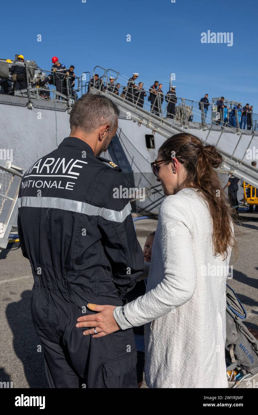 Toulon, Frankreich. April 2024. Familien versammeln sich nach dem Andocken der französischen Multimission-Fregatte mit verstärkten Fähigkeiten (FREMM-da) Elsass in Toulon. Die französische Fregatte Elsass kehrte nach einer dreimonatigen Mission im Roten Meer und im Indischen Ozean in ihren Heimathafen Toulon zurück, um Handelsschiffe gegen Angriffe von Houti-Rebellen zu verteidigen.FREMM-da (Foto: Laurent Coust/SOPA Images/SIPA USA) Credit: SIPA USA/Alamy Live News Stockfoto