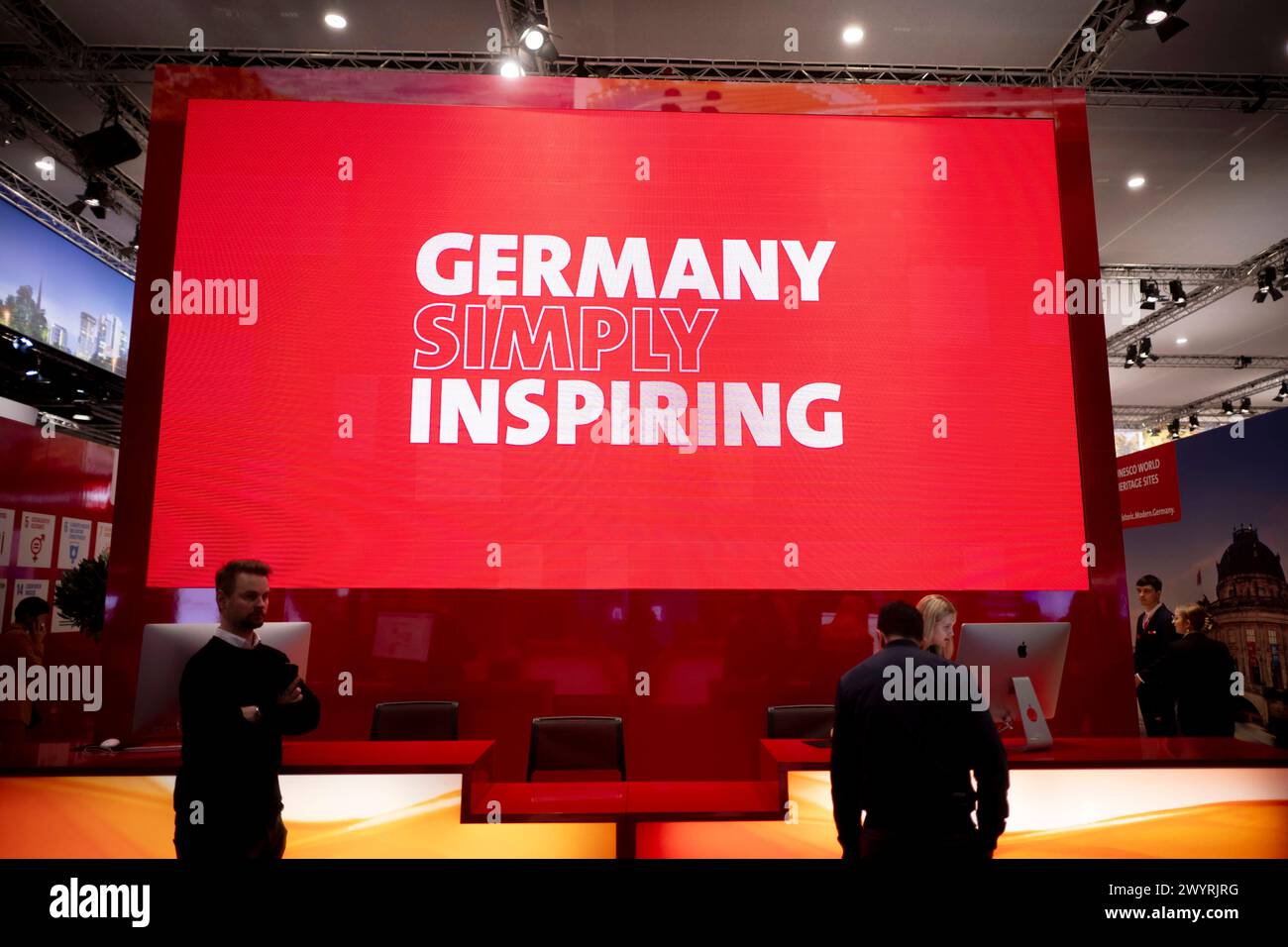 ITB-Reisemesse Berlin Deu, Deutschland, Deutschland, Berlin, 06.03.2024 Besucher und Hanedler vor Werbung Germany einfach inspirierend am Stand von Willkommen im Reiseland Deutschland auf der Internationalen Tourismusboerse ITB 2024 in Berlin Deutschland. Die ITB stehen in diesem Jahr unter dem Motto gemeinsam die Transformation in Reisen und Tourismus führen . Ueber 5,500 Unternehmen aus 165 Laendern nahmen an der Messe Teil für die globale Vertretung und Zusammenarbeit in der Tourismusbranche en: Besucher und Händler vor der Werbung Deutschland einfach inspirierend auf der Welcome to Travel Desti Stockfoto