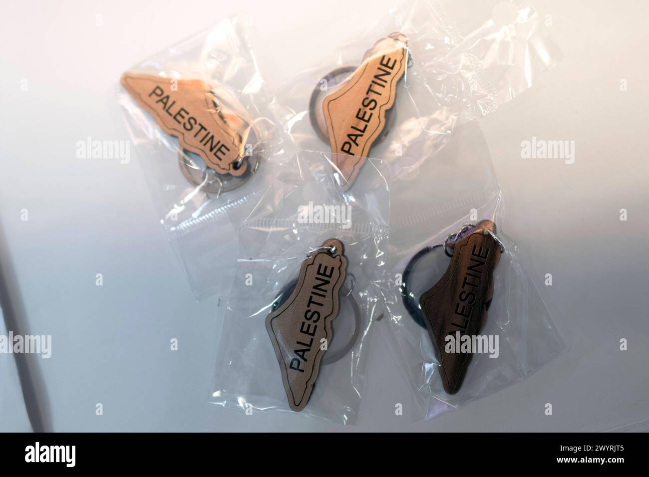 Palaestina - ITB Reisemesse Berlin Deu, Deutschland, Berlin, 06.03.2024 Anhaenger als Souvenir am Stand von Palästina das Heilige Land Land Land Palaestina auf der Internationalen Tourismusboerse ITB 2024 in Berlin Deutschland. Die ITB stehen in diesem Jahr unter dem Motto gemeinsam die Transformation in Reisen und Tourismus führen . Ueber 5,500 Unternehmen aus 165 Laendern nahmen an der Messe Teil für die globale Vertretung und Zusammenarbeit innerhalb der Tourismusbranche en: Souvenir am Stand von Palästina das Heilige Land Palästina an der Internationalen Tourismusbörse ITB 20 Stockfoto
