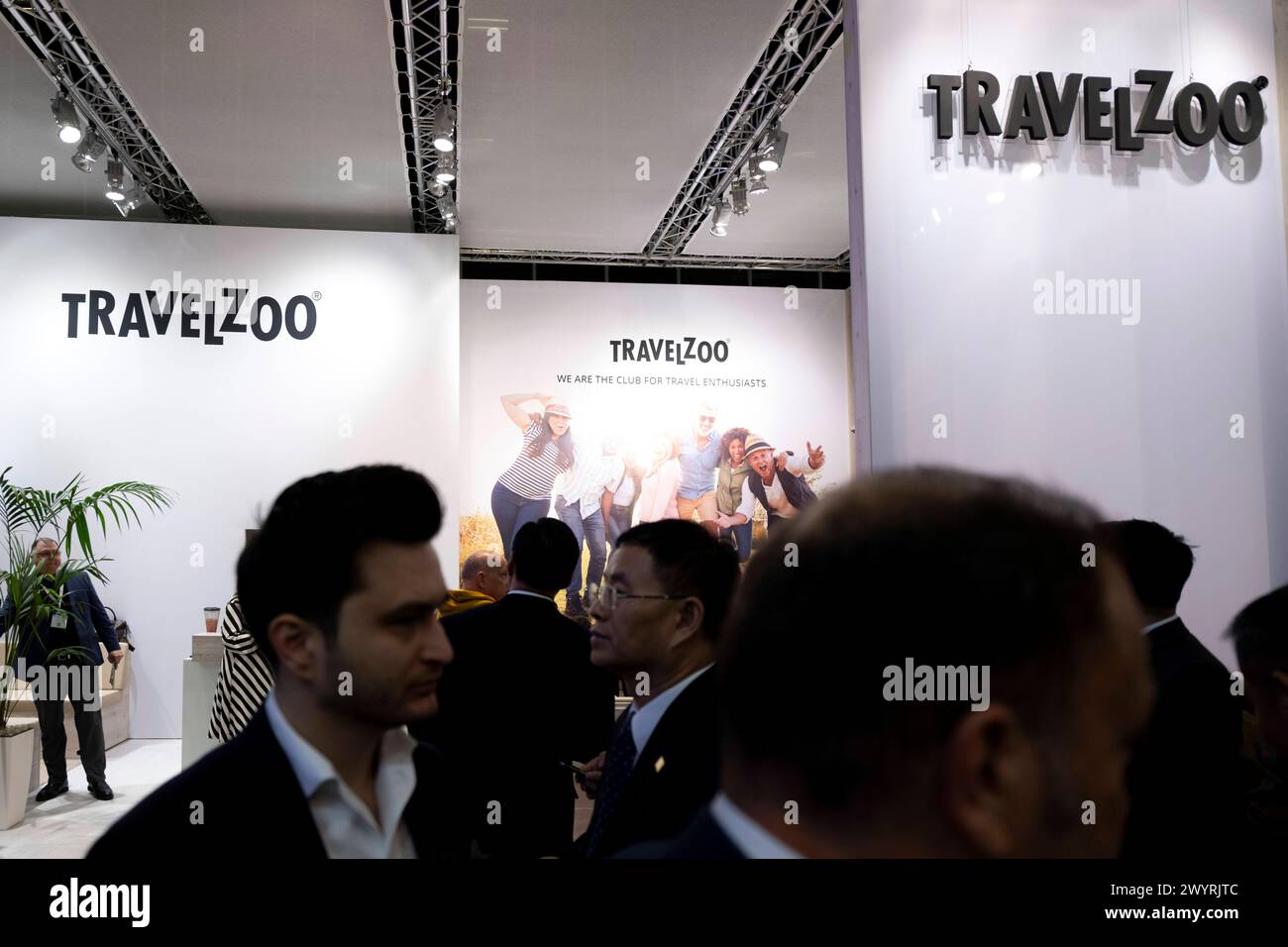 ITB-Reisemesse Berlin Deu, Deutschland, Berlin, 06.03.2024 Besucher und Hanedler vor dem Stand von Travelzoo Travel Zoo auf der Internationalen Tourismusboerse ITB 2024 in Berlin Deutschland. Die ITB stehen in diesem Jahr unter dem Motto gemeinsam die Transformation in Reisen und Tourismus führen . Ueber 5,500 Unternehmen aus 165 Laendern nahmen an der Messe Teil für die globale Vertretung und Zusammenarbeit innerhalb der Tourismusbranche en: Besucher und Händler vor dem Stand des Travelzoo Travel Zoo an der International Tourism Exchange ITB 2024 International Tourism Exchange in BE Stockfoto