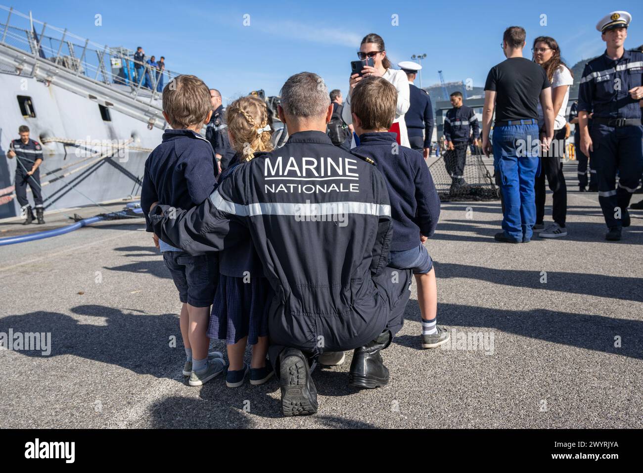 Toulon, Frankreich. April 2024. Familien versammeln sich nach dem Andocken der französischen Multimission-Fregatte mit verstärkten Fähigkeiten (FREMM-da) Elsass in Toulon. Die französische Fregatte Elsass kehrte nach einer dreimonatigen Mission im Roten Meer und im Indischen Ozean in ihren Heimathafen Toulon zurück, um Handelsschiffe gegen Angriffe von Houti-Rebellen zu verteidigen.FREMM-da (Foto: Laurent Coust/SOPA Images/SIPA USA) Credit: SIPA USA/Alamy Live News Stockfoto