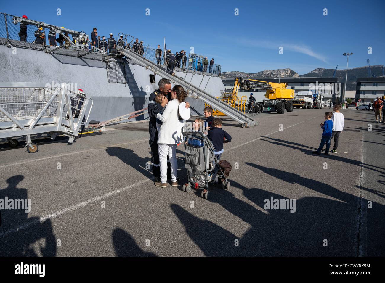 Toulon, Frankreich. April 2024. Familien versammeln sich nach dem Andocken der französischen Multimission-Fregatte mit verstärkten Fähigkeiten (FREMM-da) Elsass in Toulon. Die französische Fregatte Elsass kehrte nach einer dreimonatigen Mission im Roten Meer und im Indischen Ozean in ihren Heimathafen Toulon zurück, um Handelsschiffe gegen Angriffe von Houti-Rebellen zu verteidigen.FREMM-da (Foto: Laurent Coust/SOPA Images/SIPA USA) Credit: SIPA USA/Alamy Live News Stockfoto