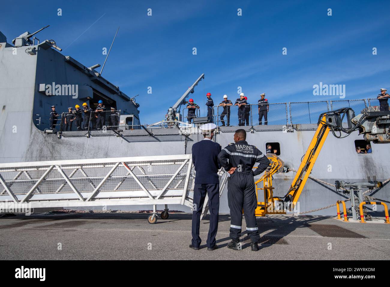 Toulon, Frankreich. April 2024. Andocken der Multimission-Fregatte mit verstärkter Luftverteidigungsfähigkeit (FREMM-da) Elsass in Toulon. Die französische Fregatte Elsass kehrte nach einer dreimonatigen Mission im Roten Meer und im Indischen Ozean in ihren Heimathafen Toulon zurück, um Handelsschiffe gegen Angriffe von Houti-Rebellen zu verteidigen.FREMM-da (Foto: Laurent Coust/SOPA Images/SIPA USA) Credit: SIPA USA/Alamy Live News Stockfoto