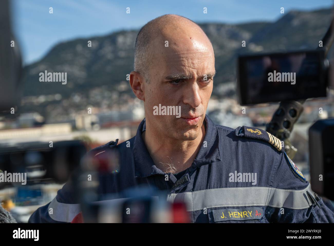 Toulon, Frankreich. April 2024. Befehlshaber Jerome Henry von der FREMM-da (frégate Multi-Missionen à Capacé de défense aerienne renforcée) Elsass. Die französische Fregatte Elsass kehrte nach einer dreimonatigen Mission im Roten Meer und im Indischen Ozean in ihren Heimathafen Toulon zurück, um Handelsschiffe gegen Angriffe von Houti-Rebellen zu verteidigen.FREMM-da (Foto: Laurent Coust/SOPA Images/SIPA USA) Credit: SIPA USA/Alamy Live News Stockfoto
