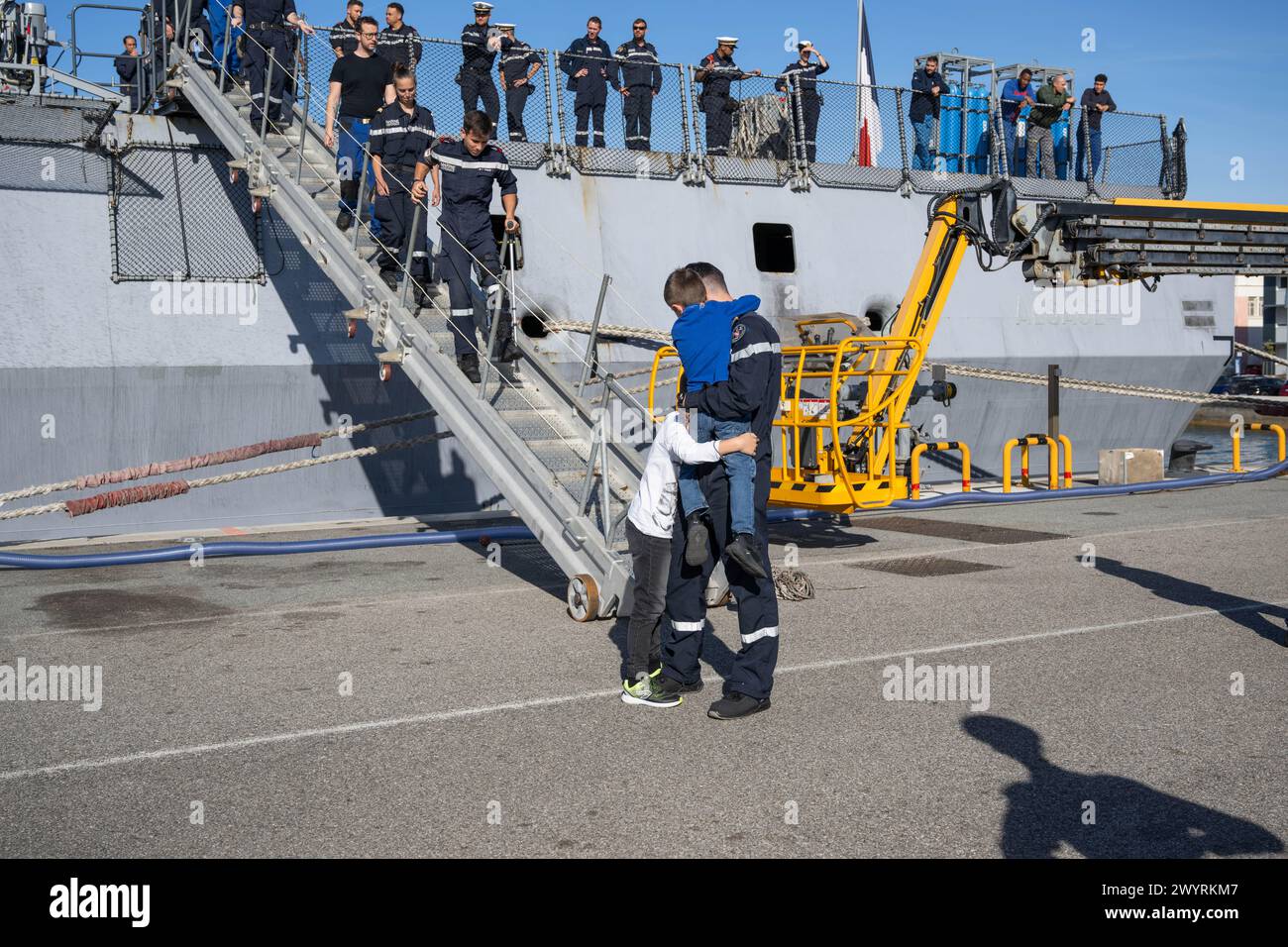 Toulon, Frankreich. April 2024. Familien versammeln sich nach dem Andocken der französischen Multimission-Fregatte mit verstärkten Fähigkeiten (FREMM-da) Elsass in Toulon. Die französische Fregatte Elsass kehrte nach einer dreimonatigen Mission im Roten Meer und im Indischen Ozean in ihren Heimathafen Toulon zurück, um Handelsschiffe gegen Angriffe von Houti-Rebellen zu verteidigen.FREMM-da (Foto: Laurent Coust/SOPA Images/SIPA USA) Credit: SIPA USA/Alamy Live News Stockfoto