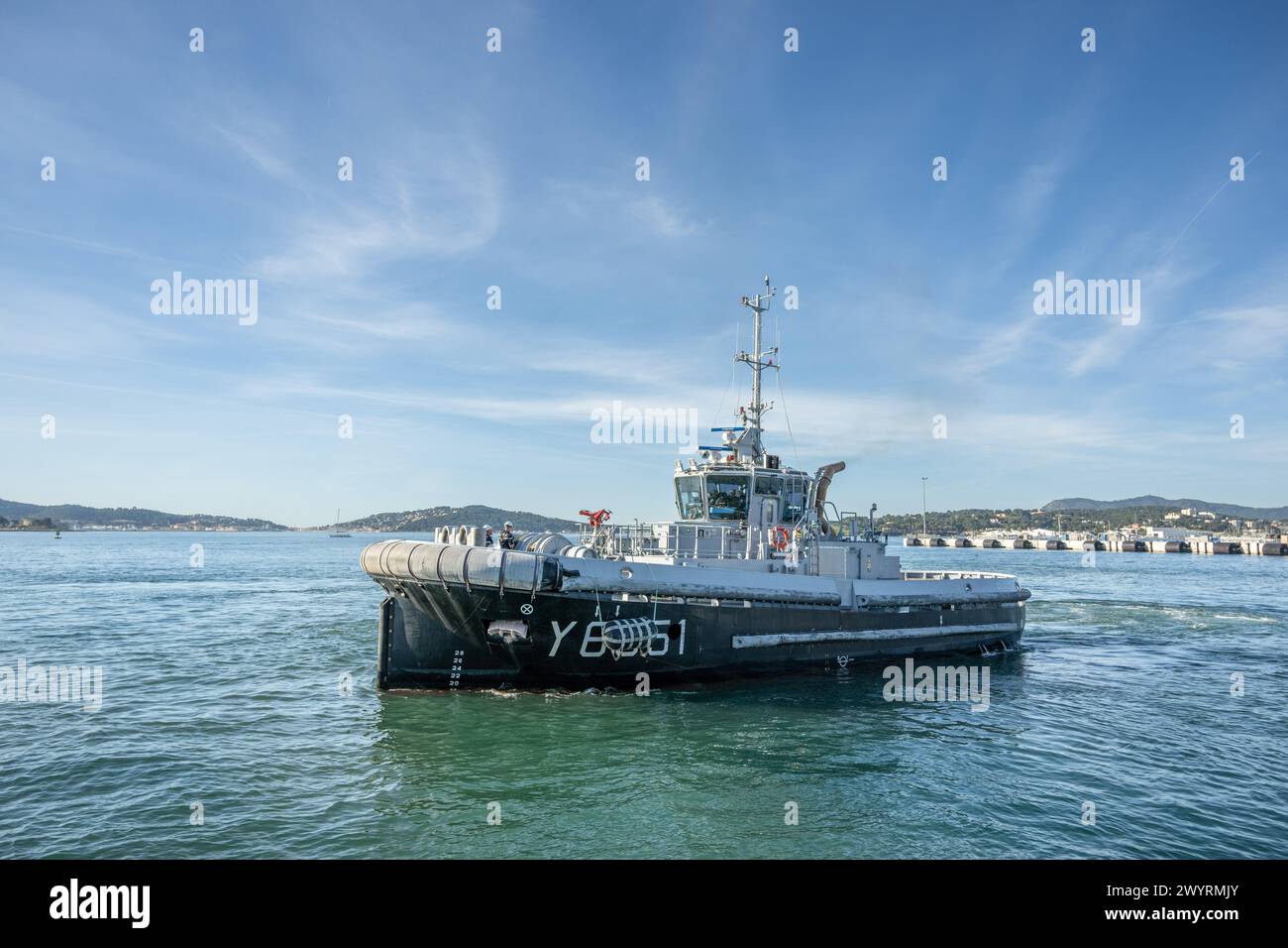 Toulon, Frankreich. April 2024. Ein Schlepper der französischen Marine, das während des Andockens der Fregatte mit erweiterten Fähigkeiten (FREMM-da) in Toulon gesehen wurde. Die französische Fregatte Elsass kehrte nach einer dreimonatigen Mission im Roten Meer und im Indischen Ozean zurück, um Handelsschiffe gegen Angriffe von Houti-Rebellen zu verteidigen. FREMM-da Credit: SOPA Images Limited/Alamy Live News Stockfoto