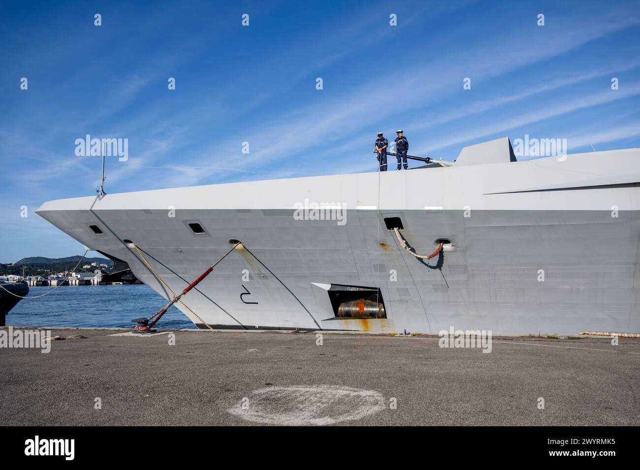 Toulon, Frankreich. April 2024. Seeleute nehmen an der Andockung der FREMM-da (frégate Multi-Missionen à Capacé de défense aerienne renforcée) in Toulon Teil. Die französische Fregatte Elsass kehrte nach einer dreimonatigen Mission im Roten Meer und im Indischen Ozean zurück, um Handelsschiffe gegen Angriffe von Houti-Rebellen zu verteidigen. FREMM-da Credit: SOPA Images Limited/Alamy Live News Stockfoto