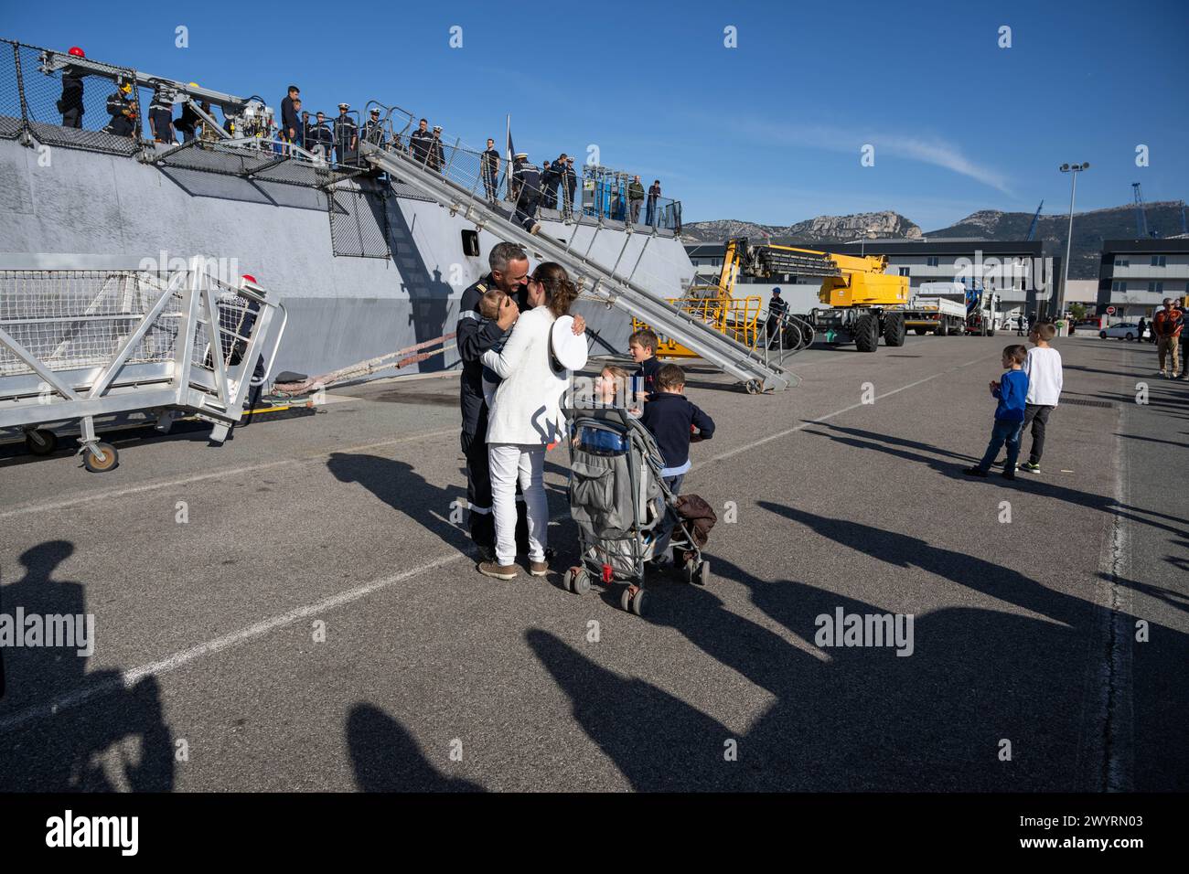 Toulon, Frankreich. April 2024. Familien versammeln sich nach dem Andocken der französischen Multimission-Fregatte mit verstärkten Fähigkeiten (FREMM-da) Elsass in Toulon. Die französische Fregatte Elsass kehrte nach einer dreimonatigen Mission im Roten Meer und im Indischen Ozean zurück, um Handelsschiffe gegen Angriffe von Houti-Rebellen zu verteidigen. FREMM-da Credit: SOPA Images Limited/Alamy Live News Stockfoto