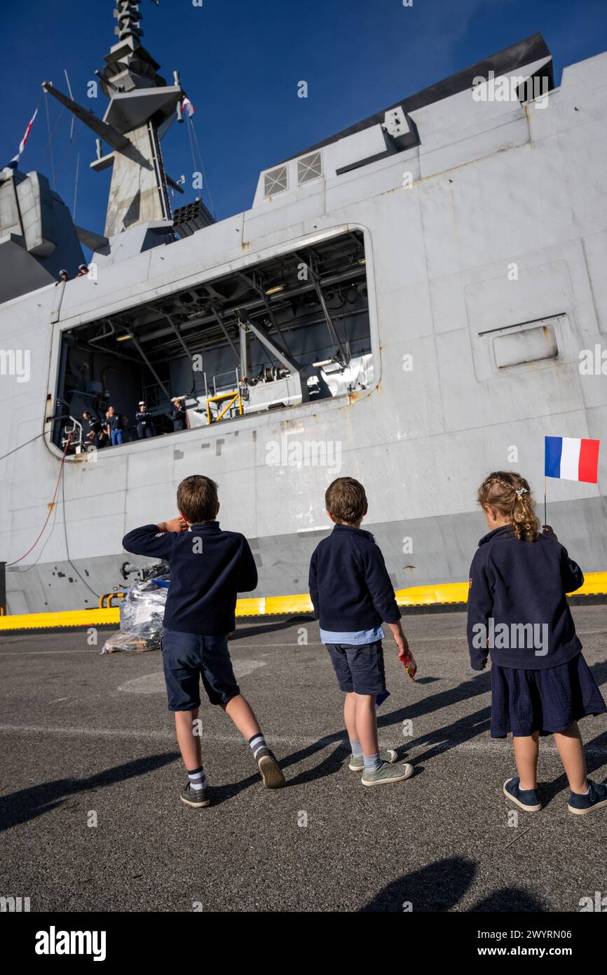 Toulon, Frankreich. April 2024. Kinder warten auf ihre Seeleute an Bord der Multimission Fregatte mit erweiterten Fähigkeiten (FREMM-da) Elsass in Toulon. Die französische Fregatte Elsass kehrte nach einer dreimonatigen Mission im Roten Meer und im Indischen Ozean zurück, um Handelsschiffe gegen Angriffe von Houti-Rebellen zu verteidigen. FREMM-da Credit: SOPA Images Limited/Alamy Live News Stockfoto