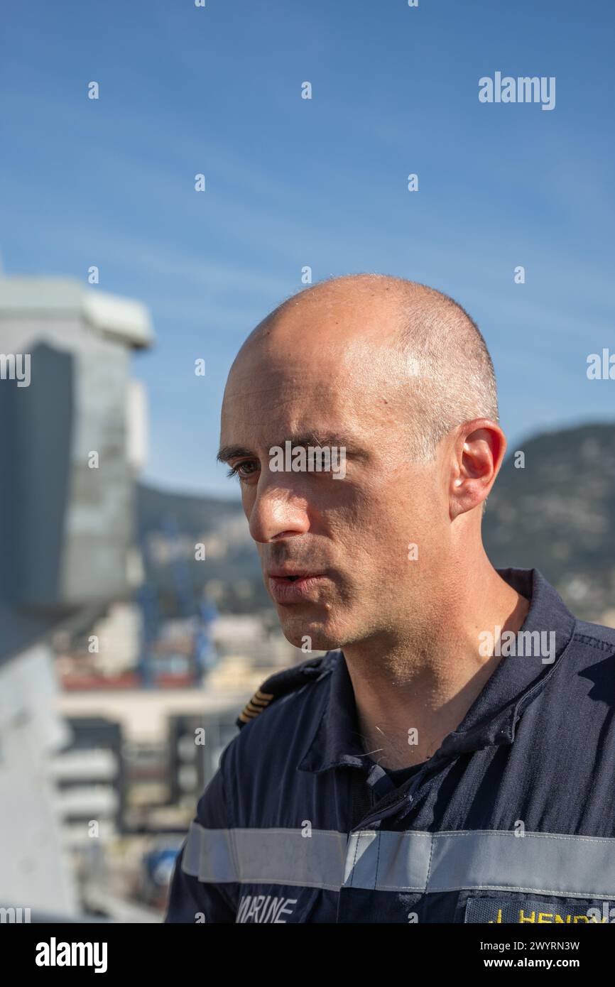 Toulon, Frankreich. April 2024. Befehlshaber Jerome Henry von der FREMM-da (frégate Multi-Missionen à Capacé de défense aerienne renforcée) Elsass. Die französische Fregatte Elsass kehrte nach einer dreimonatigen Mission im Roten Meer und im Indischen Ozean zurück, um Handelsschiffe gegen Angriffe von Houti-Rebellen zu verteidigen. FREMM-da Credit: SOPA Images Limited/Alamy Live News Stockfoto