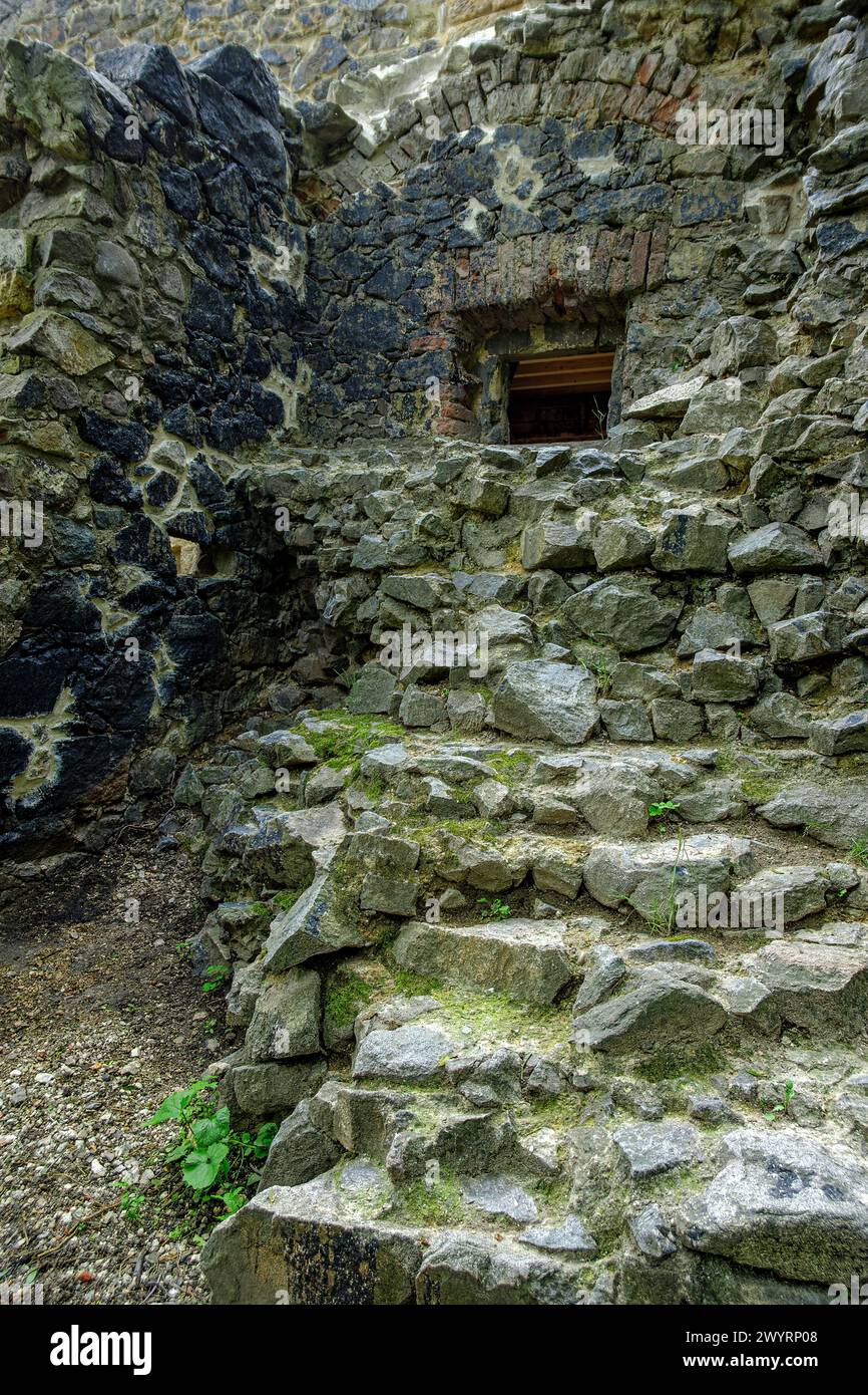 Die Pillnitzer Ruine, eine künstliche neogotische Ruine aus dem Jahr 1785 und ein verlorener Platz auf einem Hügel in Pillnitz, Dresden, Sachsen. Stockfoto