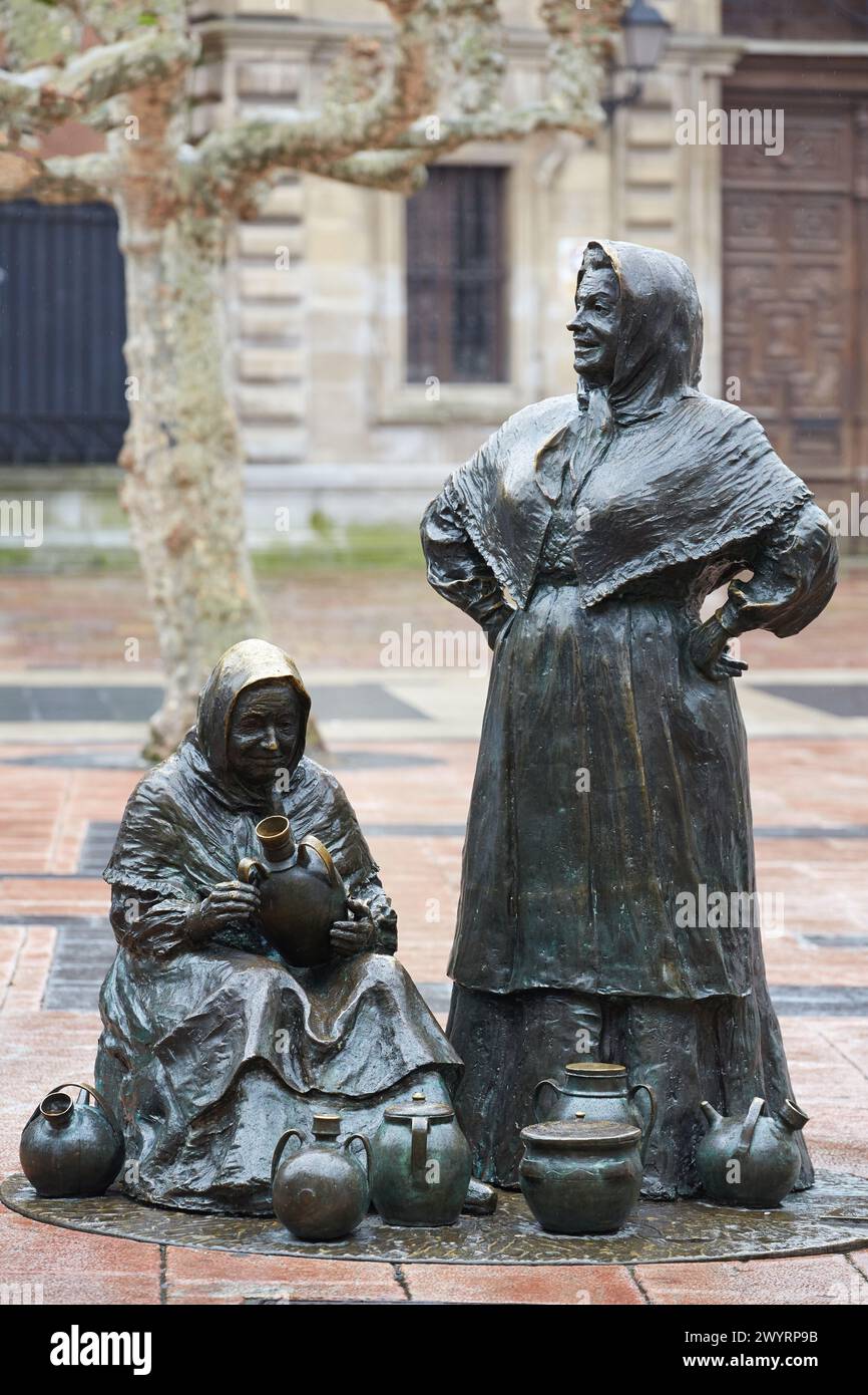 Vendedoras del Fontán Skulptur von Hevia Amado Gonzalez, Plaza Daoiz y Velarde, Oviedo, Asturien, Spanien. Stockfoto