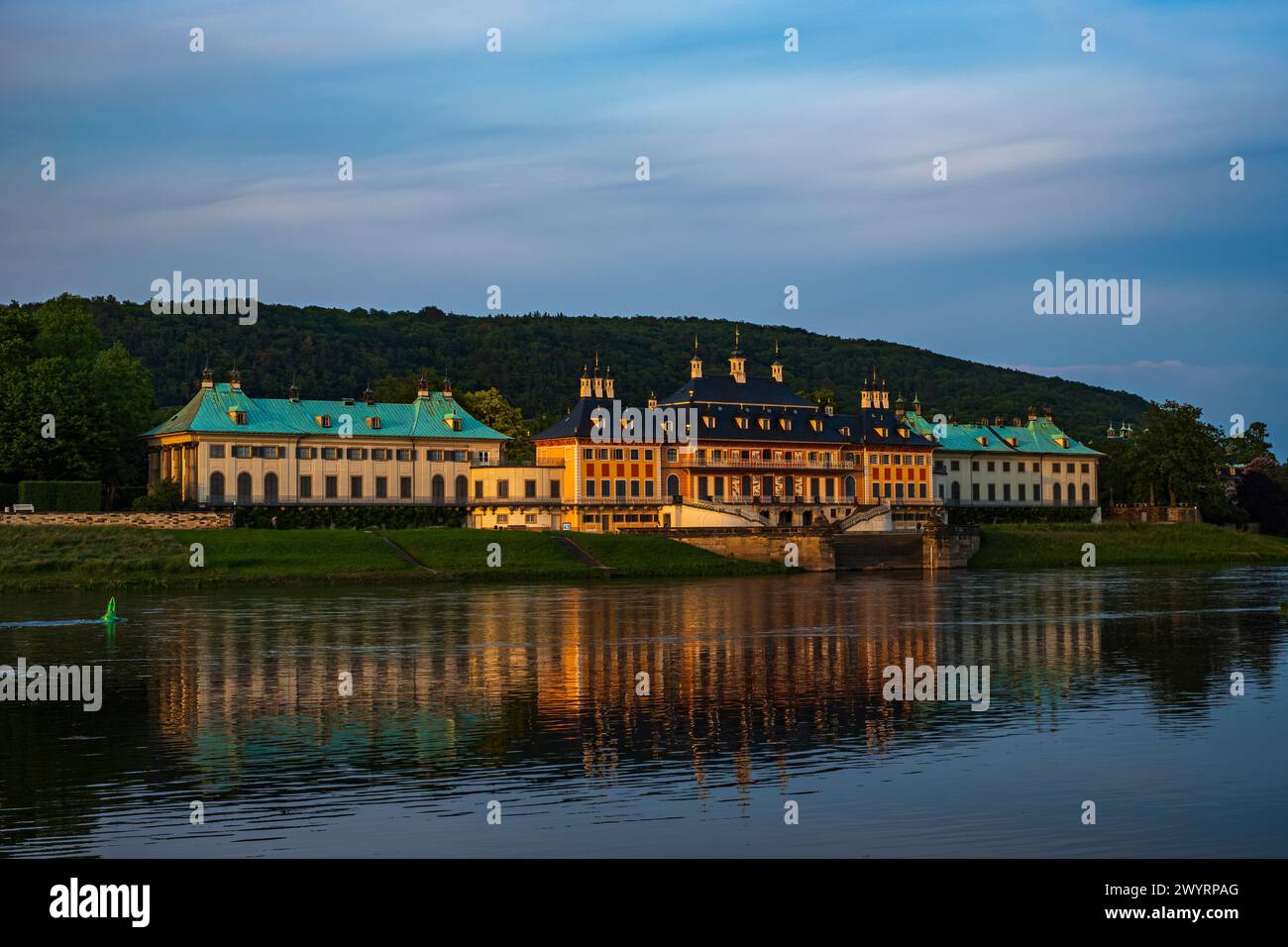 Elbseitige Ansicht von Schloss Pillnitz im Glanz der untergehenden Abendsonne, Dresden, Sachsen, Deutschland. Stockfoto