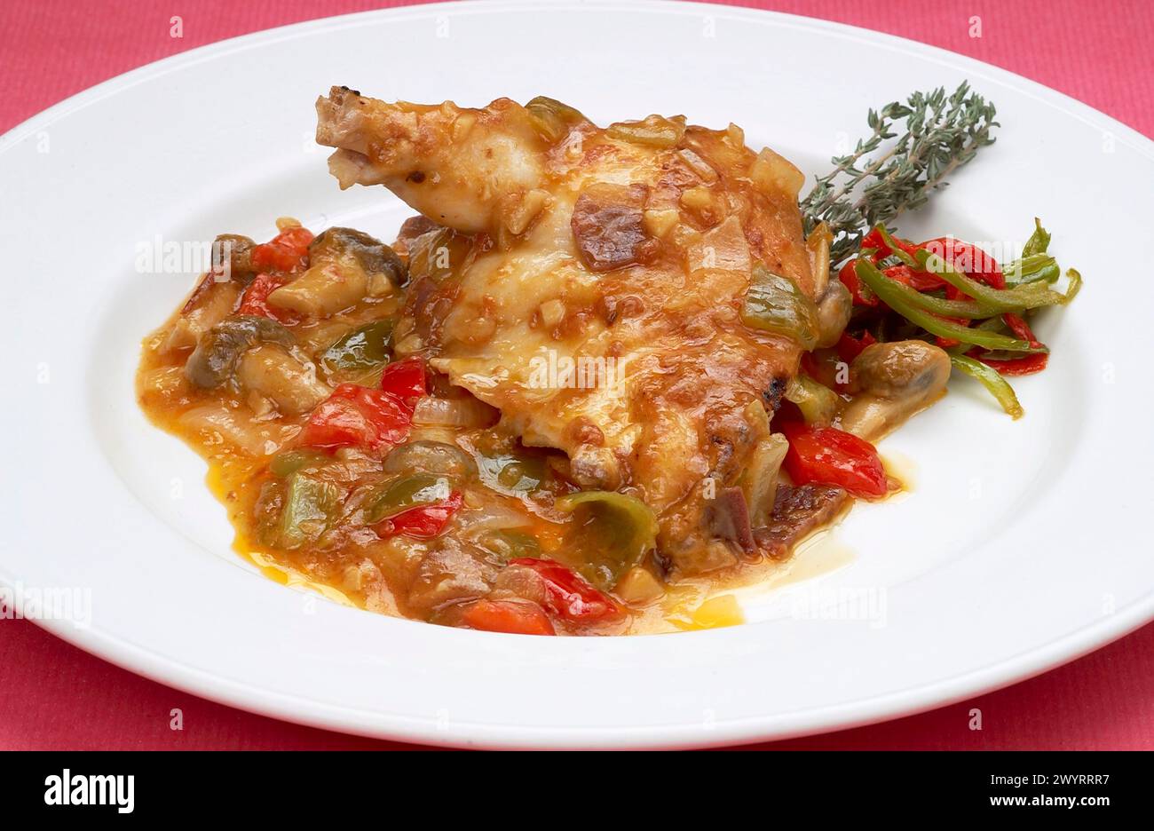 Salteado de Pollo a la Vasca (Pollo, Jamón Iberico, Champiñones, Pimientos rojos, Cebolla, Salsa de Tomate, Vino blanco, Harina, Aceite de oliva, Sal y Pimienta), Carnes, Escuela de Cocina Luis Irizar, Donostia, San Sebastián. Stockfoto