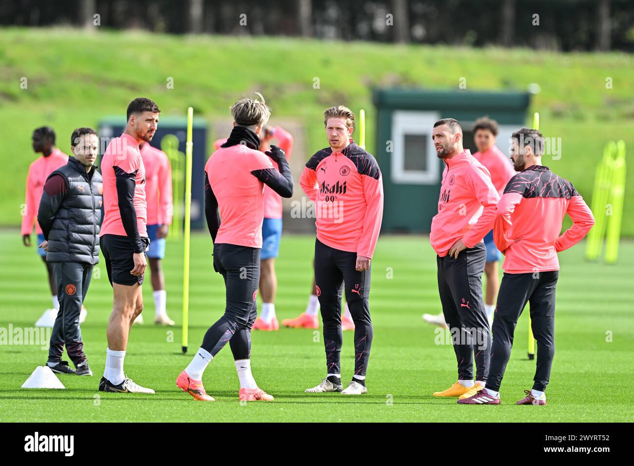 Manchester, Großbritannien. April 2024. Jack Grealish von Manchester City spricht mit Mateo Kova?i? Von Manchester City, Kevin de Bruyne aus Manchester City, Bernardo Silva aus Manchester City und Rúben Dias aus Manchester City, während des Trainings der Manchester City Champions League vor dem Spiel Real Madrid im Etihad Stadium, Manchester, Vereinigtes Königreich, 8. April 2024 (Foto: Cody Froggatt/News Images) in Manchester, Vereinigtes Königreich am 4.8.2024. (Foto: Cody Froggatt/News Images/SIPA USA) Credit: SIPA USA/Alamy Live News Stockfoto