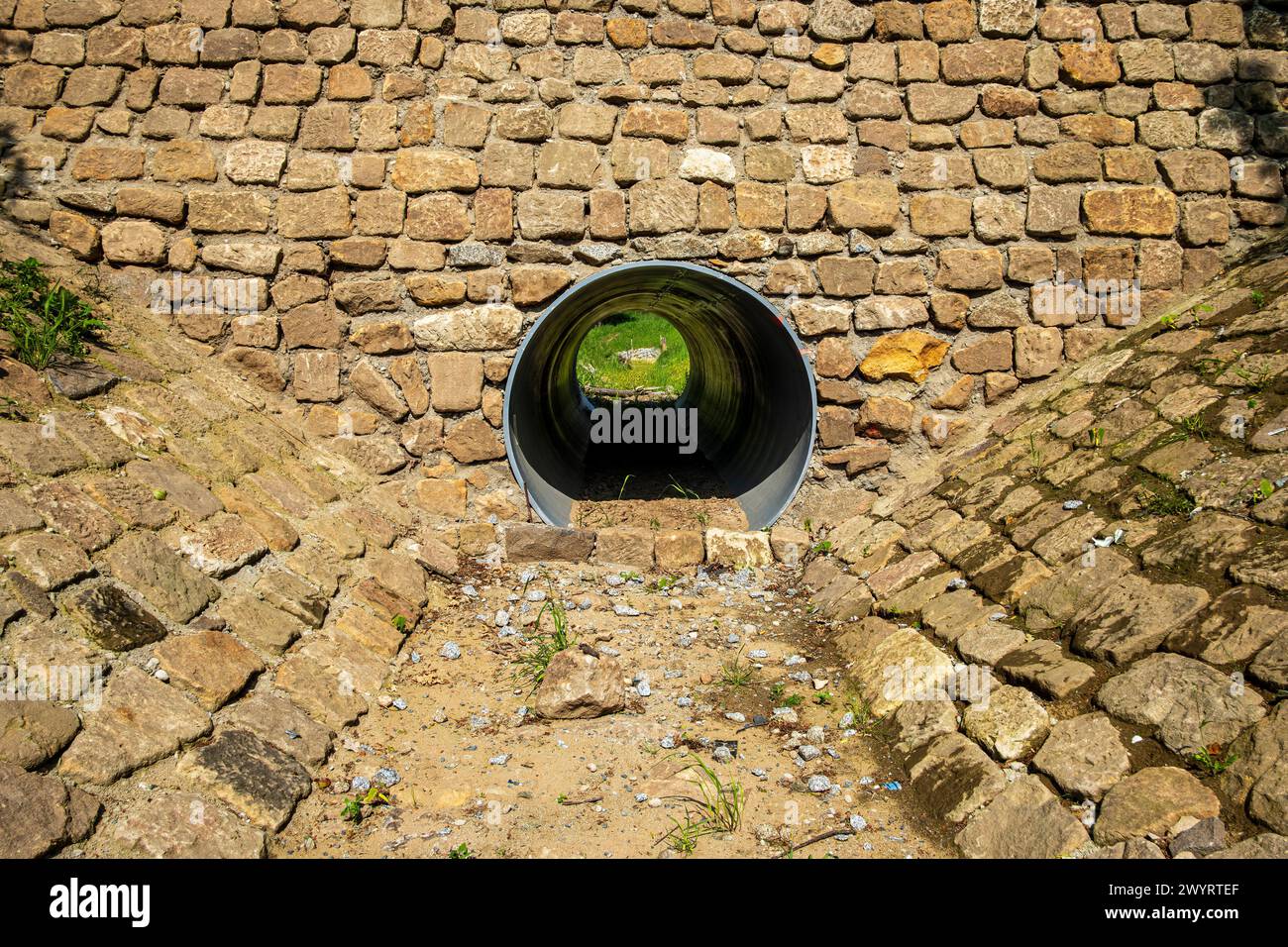 Trockener Kanal Trockener, aus Stein gebauter Kanal und durchgehendes Kanalrohr, Pillnitz, Dresden, Sachsen, Deutschland. Trockene, aus Stein gebaute Kanalisation und e Stockfoto