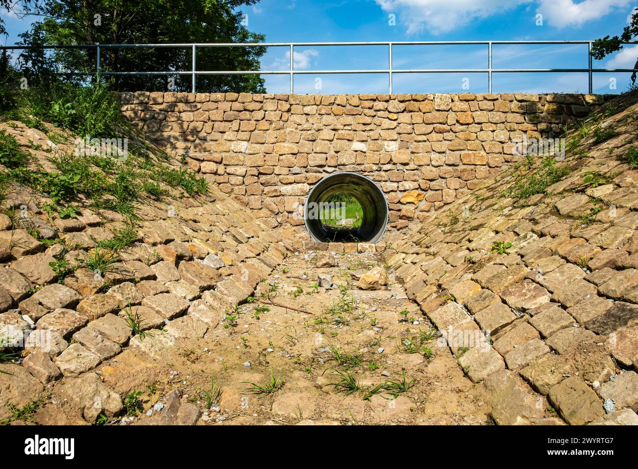 Trockener Kanal Trockener, aus Stein gebauter Kanal und durchgehendes Kanalrohr, Pillnitz, Dresden, Sachsen, Deutschland. Trockene, aus Stein gebaute Kanalisation und e Stockfoto