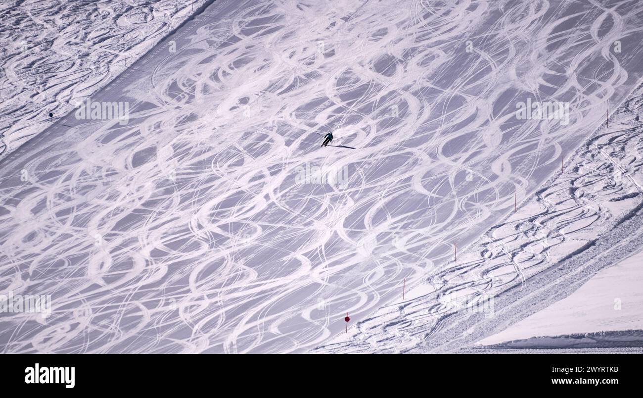 Schnalstaler Gletscher: Allein am Hang. - Ein Skifahrer fährt auf einer Piste des Schnalstaler Gletschers in Südtirol Italien. Andere Skifahrer vor ih Stockfoto