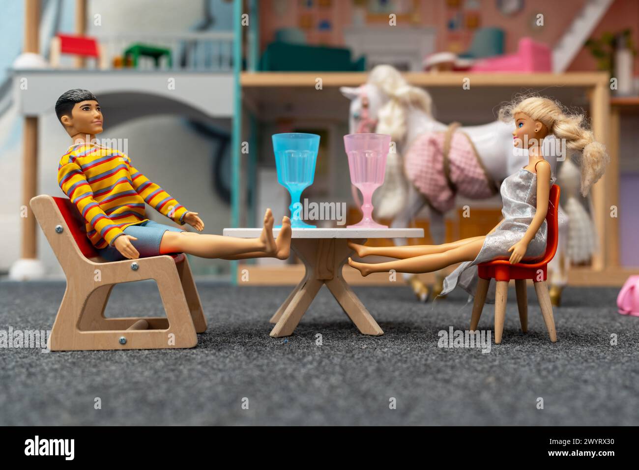 Barbie und Ken Puppen. Das Kind spielt Puppendatum. Minsk, Weißrussland, 28. august 2023 Stockfoto