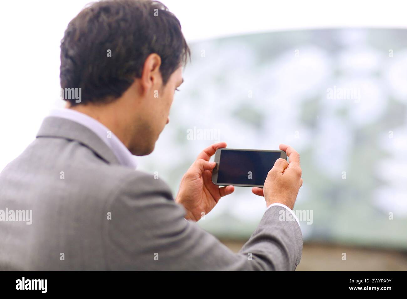 Business Mann mit Smartphone in Parken Business Center. San Sebastian Technology Park. Donostia. Gipuzkoa. Baskenland. Spanien. Stockfoto