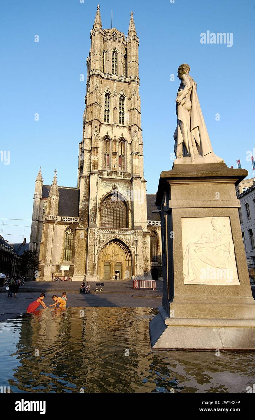 Denkmal für Jan Frans Willems und St. Bavo's Cathedral in Sint Baafsplein. Gent. Flandern, Belgien. Stockfoto