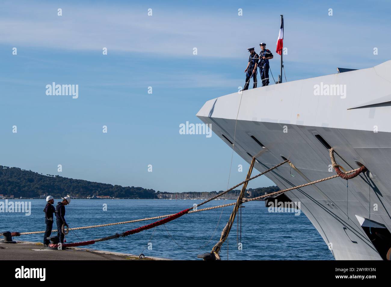Toulon, Frankreich. April 2024. Seeleute nehmen an der Andockung der FREMM-da (frégate Multi-Missionen Ã Capacé de défense aerienne renforcée) in Toulon Teil. Die französische Fregatte Elsass kehrte nach einer dreimonatigen Mission im Roten Meer und im Indischen Ozean in ihren Heimathafen Toulon zurück, um Handelsschiffe gegen Angriffe von Houti-Rebellen zu verteidigen.FREMM-da (Credit Image: © Laurent Coust/SOPA images via ZUMA Press Wire) NUR REDAKTIONELLE VERWENDUNG! Nicht für kommerzielle ZWECKE! Stockfoto