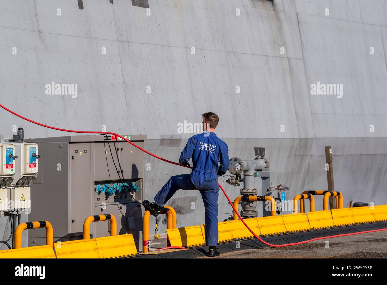 Toulon, Frankreich. April 2024. Sailor nimmt an der Andockung der Fregatte mit erweiterten Fähigkeiten (FREMM-da) Elsass in Toulon Teil. Die französische Fregatte Elsass kehrte nach einer dreimonatigen Mission im Roten Meer und im Indischen Ozean in ihren Heimathafen Toulon zurück, um Handelsschiffe gegen Angriffe von Houti-Rebellen zu verteidigen.FREMM-da (Credit Image: © Laurent Coust/SOPA images via ZUMA Press Wire) NUR REDAKTIONELLE VERWENDUNG! Nicht für kommerzielle ZWECKE! Stockfoto