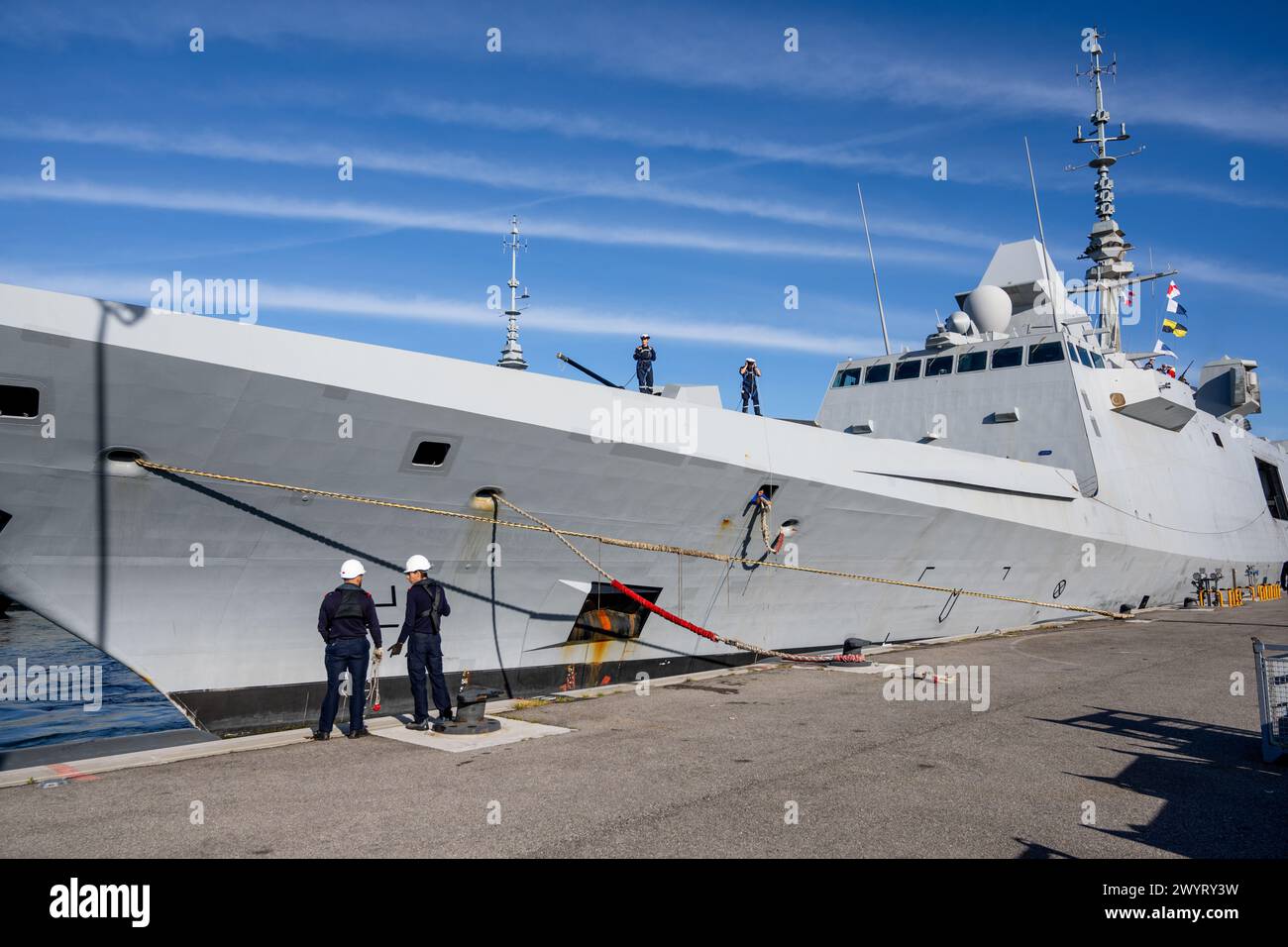 Toulon, Frankreich. April 2024. Seeleute nehmen an der Andockung der FREMM-da (frégate Multi-Missionen Ã Capacé de défense aerienne renforcée) in Toulon Teil. Die französische Fregatte Elsass kehrte nach einer dreimonatigen Mission im Roten Meer und im Indischen Ozean in ihren Heimathafen Toulon zurück, um Handelsschiffe gegen Angriffe von Houti-Rebellen zu verteidigen.FREMM-da (Credit Image: © Laurent Coust/SOPA images via ZUMA Press Wire) NUR REDAKTIONELLE VERWENDUNG! Nicht für kommerzielle ZWECKE! Stockfoto