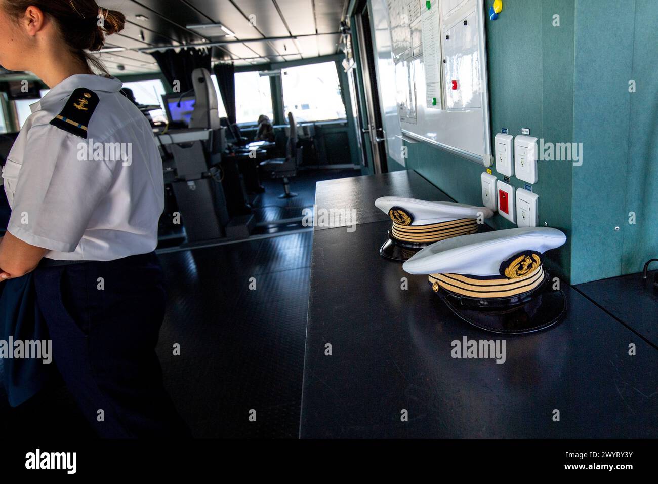 Toulon, Frankreich. April 2024. Matrosenmützen im Cockpit der FREMM-da (frégate Multi-Missions Ã Capacé de défense aerienne renforcée) Elsass. Die französische Fregatte Elsass kehrte nach einer dreimonatigen Mission im Roten Meer und im Indischen Ozean in ihren Heimathafen Toulon zurück, um Handelsschiffe gegen Angriffe von Houti-Rebellen zu verteidigen.FREMM-da (Credit Image: © Laurent Coust/SOPA images via ZUMA Press Wire) NUR REDAKTIONELLE VERWENDUNG! Nicht für kommerzielle ZWECKE! Stockfoto