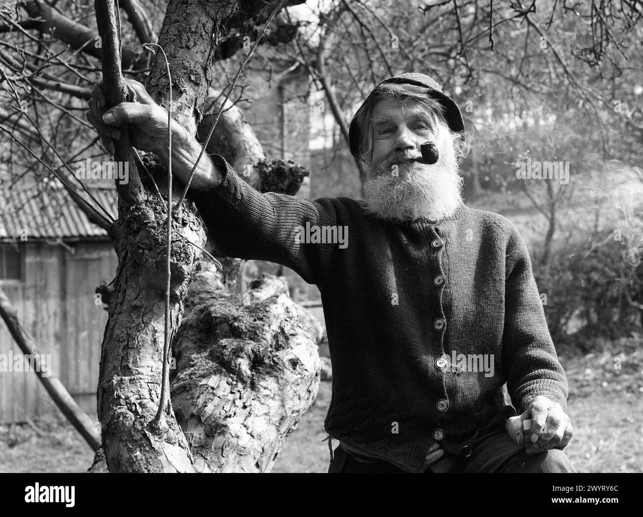 Der alte Mann namens Joe Morris raucht Pfeifen in Linley Brook nahe Broseley Shropshire 1973. BILD VON DAVID BAGNALL Gentleman Britain British Stockfoto