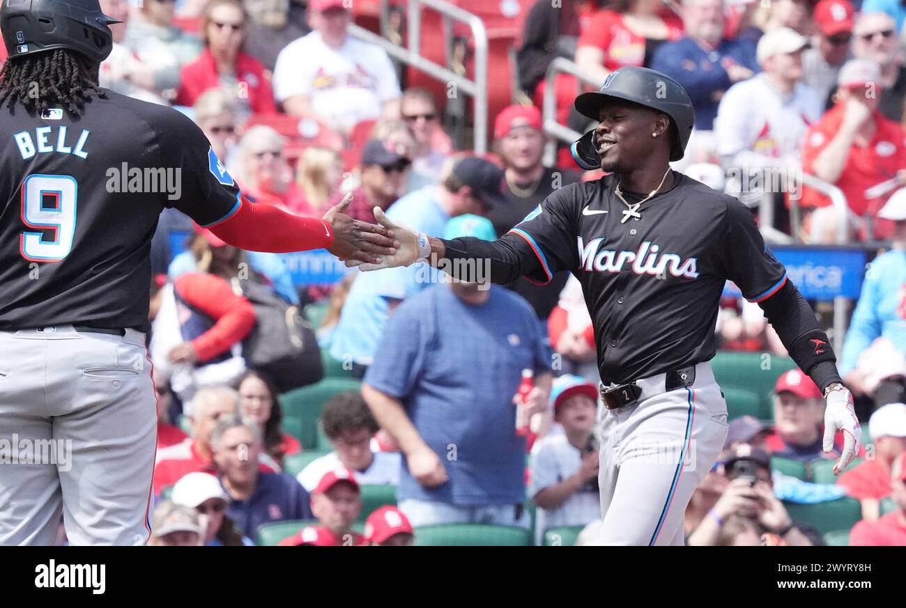 St. Louis, Usa. April 2024. Miami Marlins Josh Bell begrüßt Jazz Chisholm Jr. auf der Heimplatte, nachdem Chisholm im ersten Inning gegen die St. einen 3-RUN-Homerun geschlagen hatte Louis Cardinals im Busch Stadium in St. Louis am Sonntag, 7. April 2024. Foto: Bill Greenblatt/UPI Credit: UPI/Alamy Live News Stockfoto