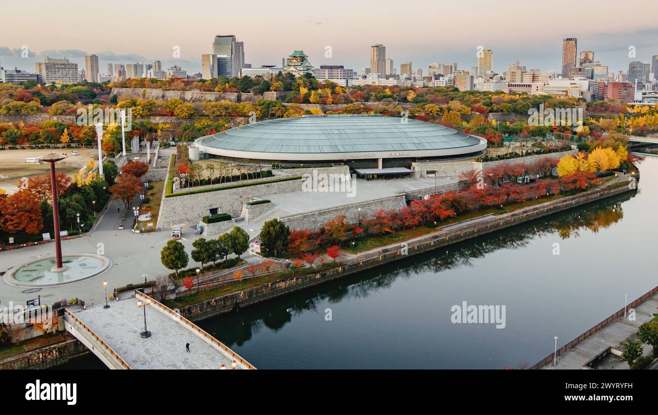 Farbenfrohe Herbstlandschaft am frühen Morgen rund um den Schlosspark Osaka, Präfektur Osaka, Kansai, Japan. Stockfoto