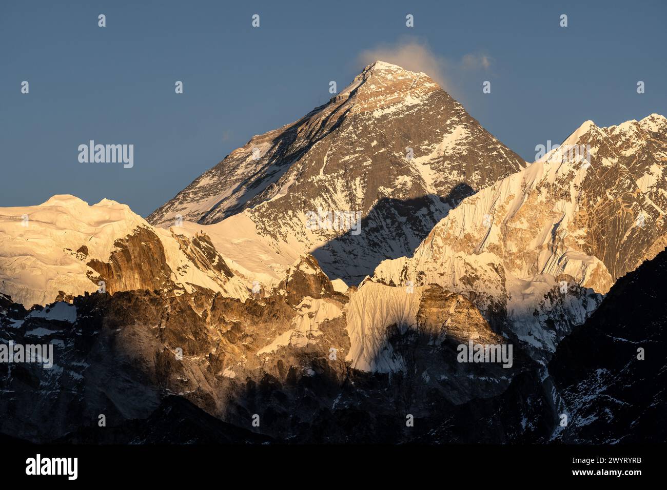 Sonnenuntergang über dem Mount Everest in der Region Khumbu im Himalaya in Nepal. Schuss vom Gipfel des Gokyo Peaks Stockfoto