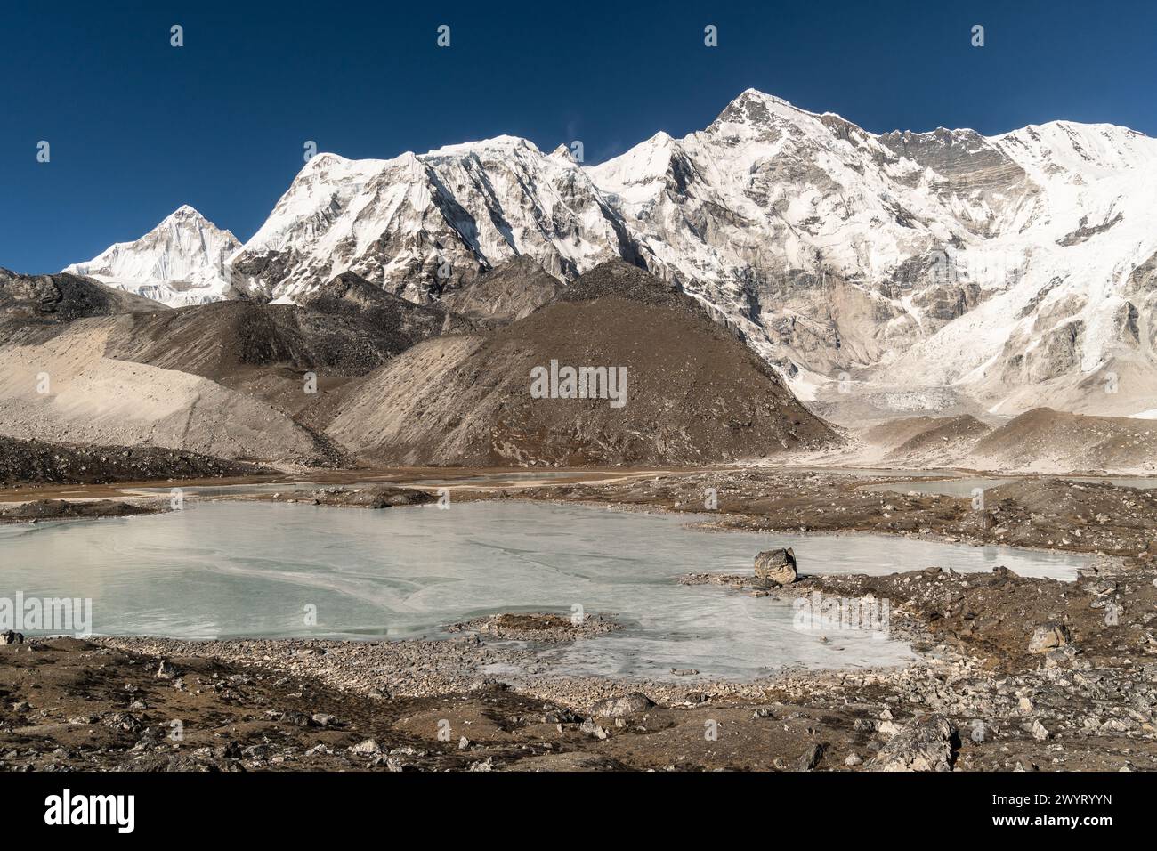 Gokyo, Nepal: Dramatischer Blick auf den Gokyo 6. See am Fuße des Cho Oyu Gipfels in der Region Khumbu im Himalaya in Nepal Stockfoto