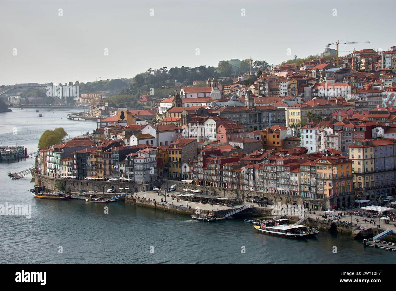 Douro Fluss und Häuser mit orangen Dächern in Porto Stadt aus der Luft Panoramablick. Porto ist die zweitgrößte Stadt Portugals. Stockfoto