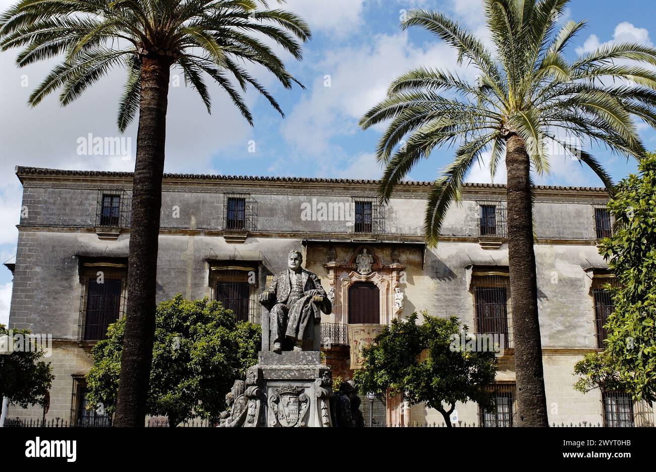 Domecq Palast (erbaut 18. Jahrhundert) und Denkmal für Pedro Domecq. Jerez de la Frontera. Provinz Cádiz. Spanien. Stockfoto