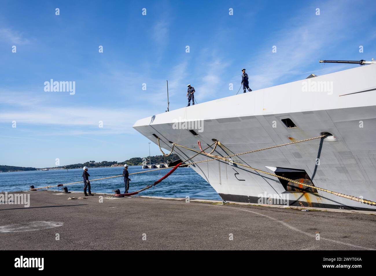 Toulon, Frankreich. April 2024. Seeleute nehmen an der Andockung der FREMM-da (frégate Multi-Missionen Ã Capacé de défense aerienne renforcée) in Toulon Teil. Die französische Fregatte Elsass kehrte nach einer dreimonatigen Mission im Roten Meer und im Indischen Ozean in ihren Heimathafen Toulon zurück, um Handelsschiffe gegen Angriffe von Houti-Rebellen zu verteidigen.FREMM-da (Credit Image: © Laurent Coust/SOPA images via ZUMA Press Wire) NUR REDAKTIONELLE VERWENDUNG! Nicht für kommerzielle ZWECKE! Stockfoto
