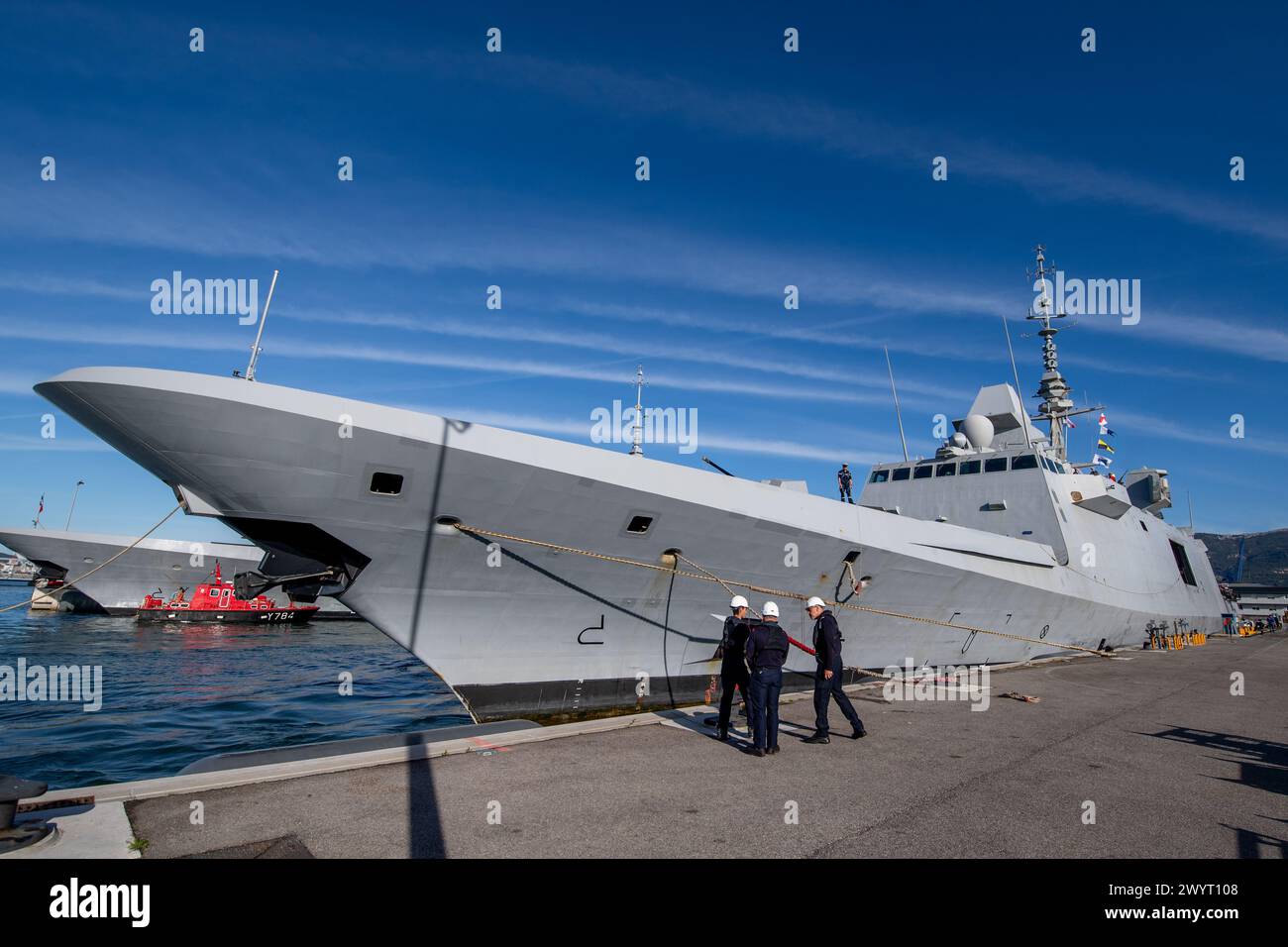 Toulon, Frankreich. April 2024. Seeleute nehmen an der Andockung der FREMM-da (frégate Multi-Missionen Ã Capacé de défense aerienne renforcée) in Toulon Teil. Die französische Fregatte Elsass kehrte nach einer dreimonatigen Mission im Roten Meer und im Indischen Ozean in ihren Heimathafen Toulon zurück, um Handelsschiffe gegen Angriffe von Houti-Rebellen zu verteidigen.FREMM-da (Credit Image: © Laurent Coust/SOPA images via ZUMA Press Wire) NUR REDAKTIONELLE VERWENDUNG! Nicht für kommerzielle ZWECKE! Stockfoto